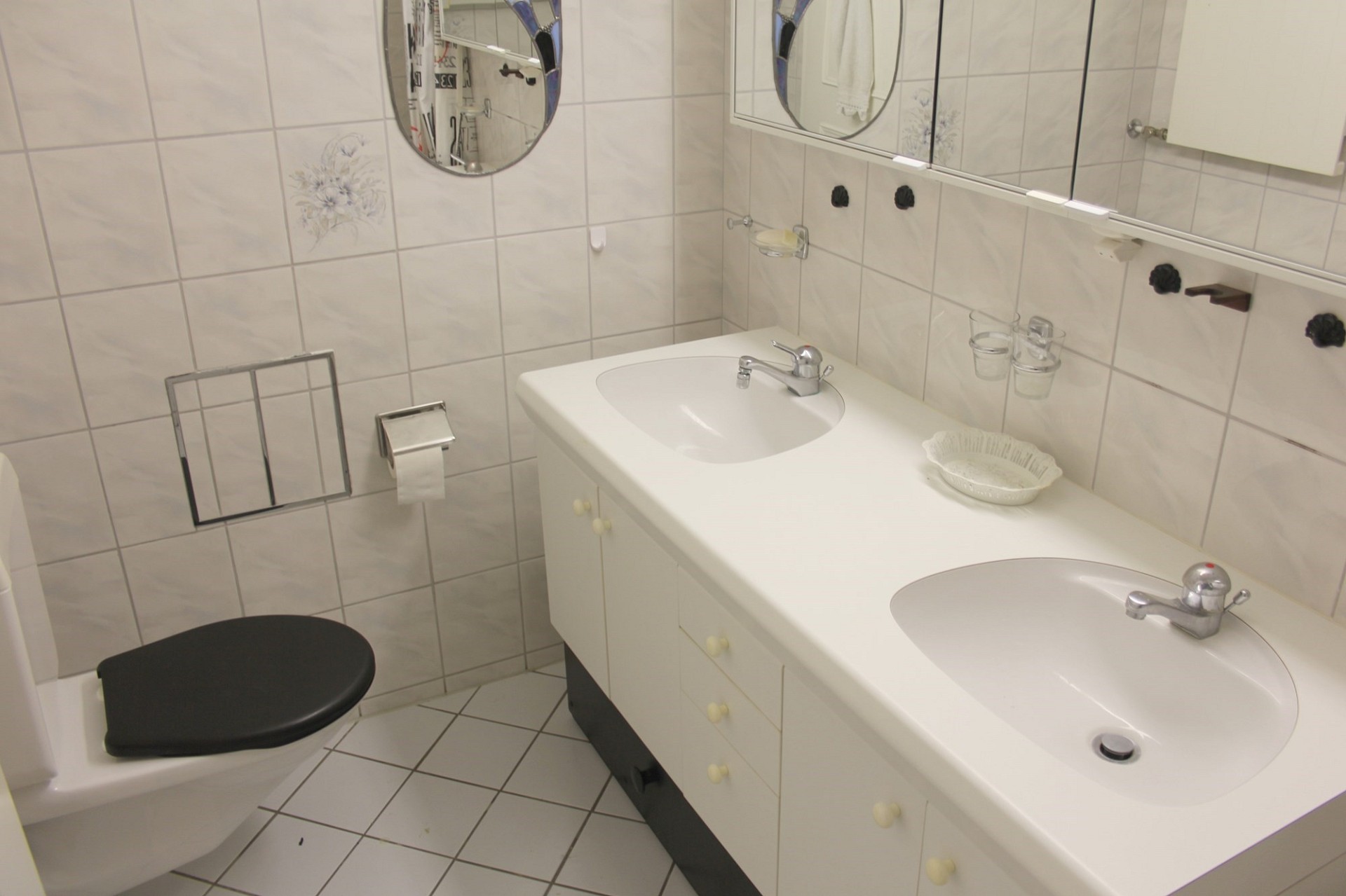Kleines Badezimmer mit Doppelwaschtisch