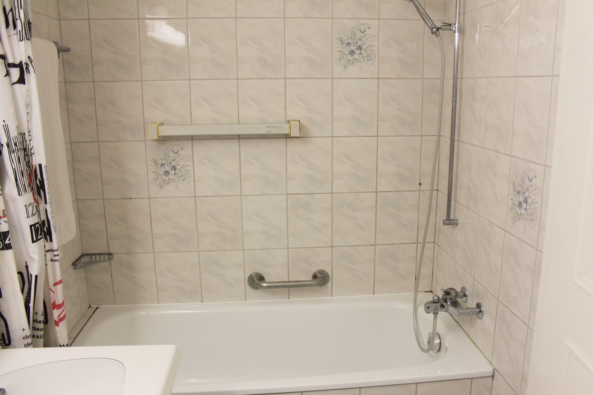 Badezimmer mit Badewanne und Dusche