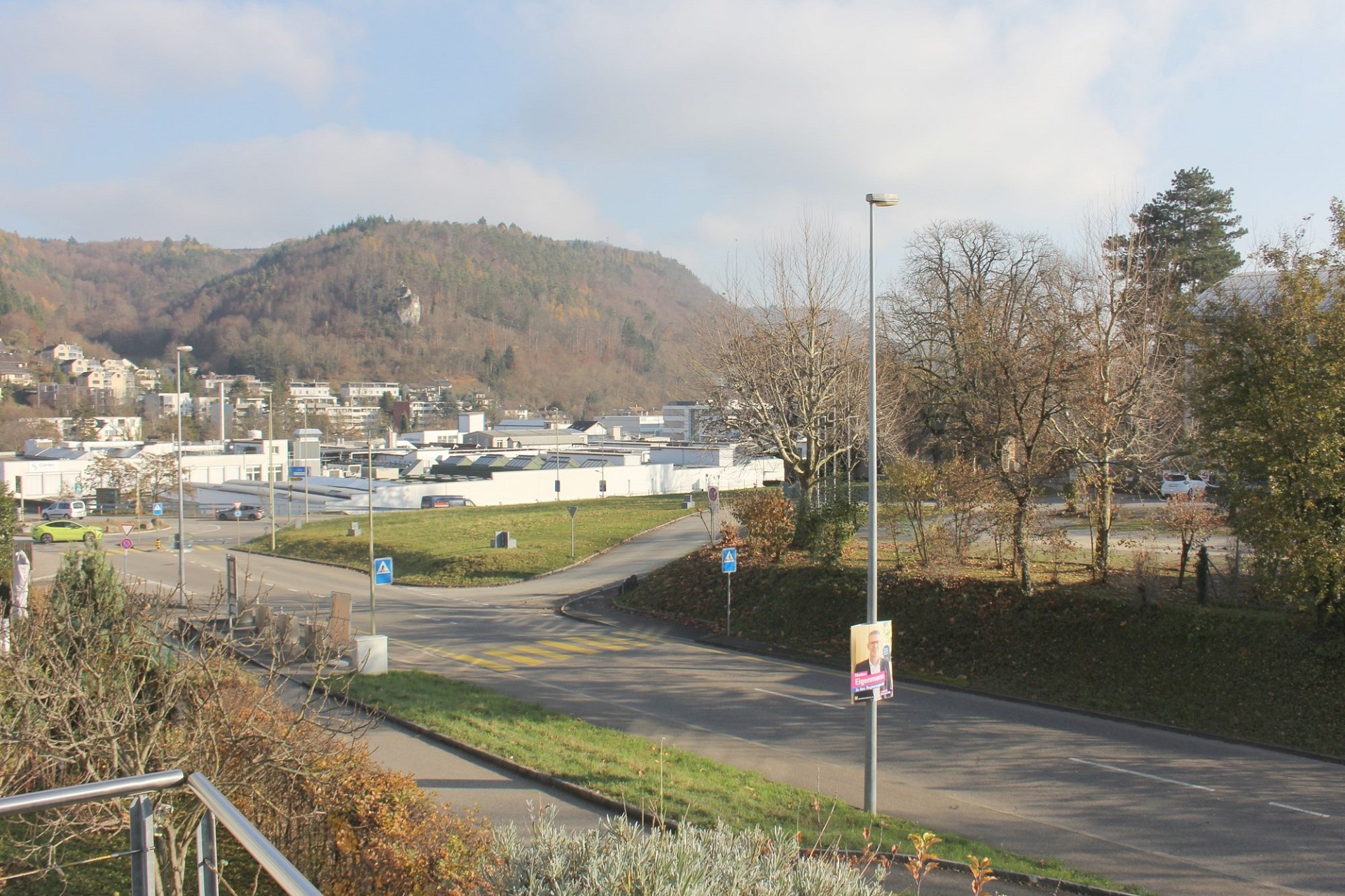 Städtische Straße mit Hügelblick