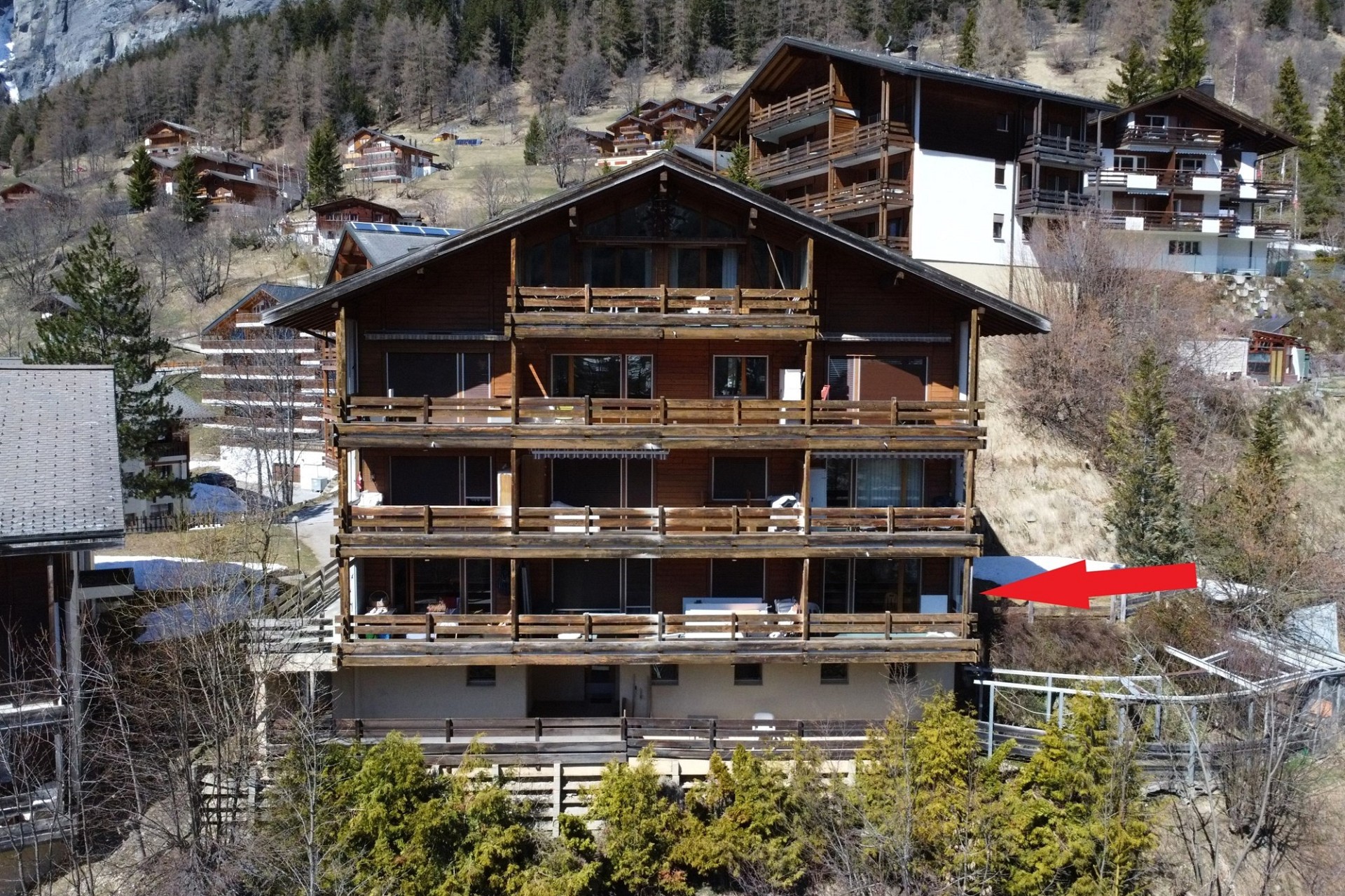 Alpenchalet mit Balkonen in Hanglage