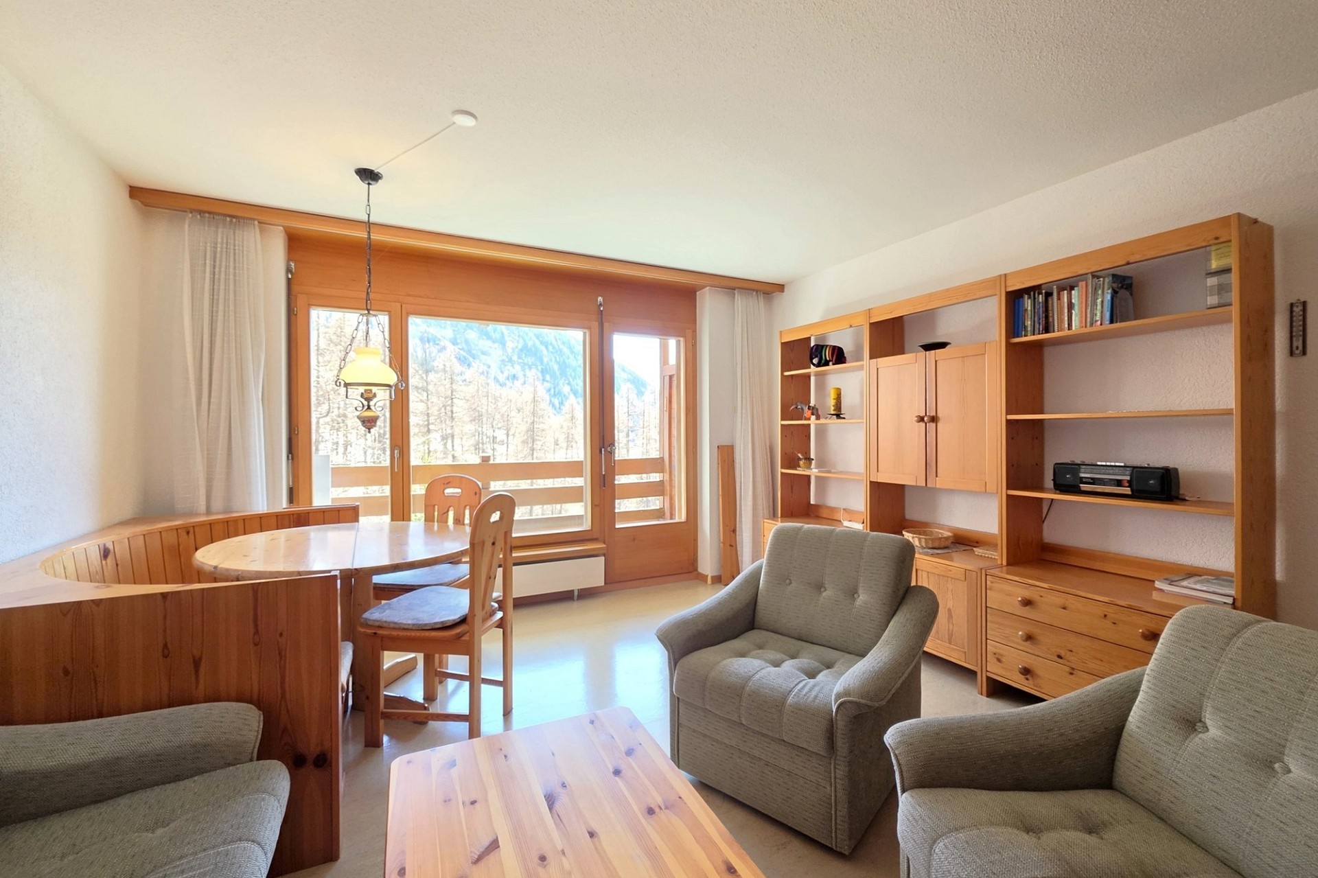 Helles Wohnzimmer mit Blick ins Gebirge