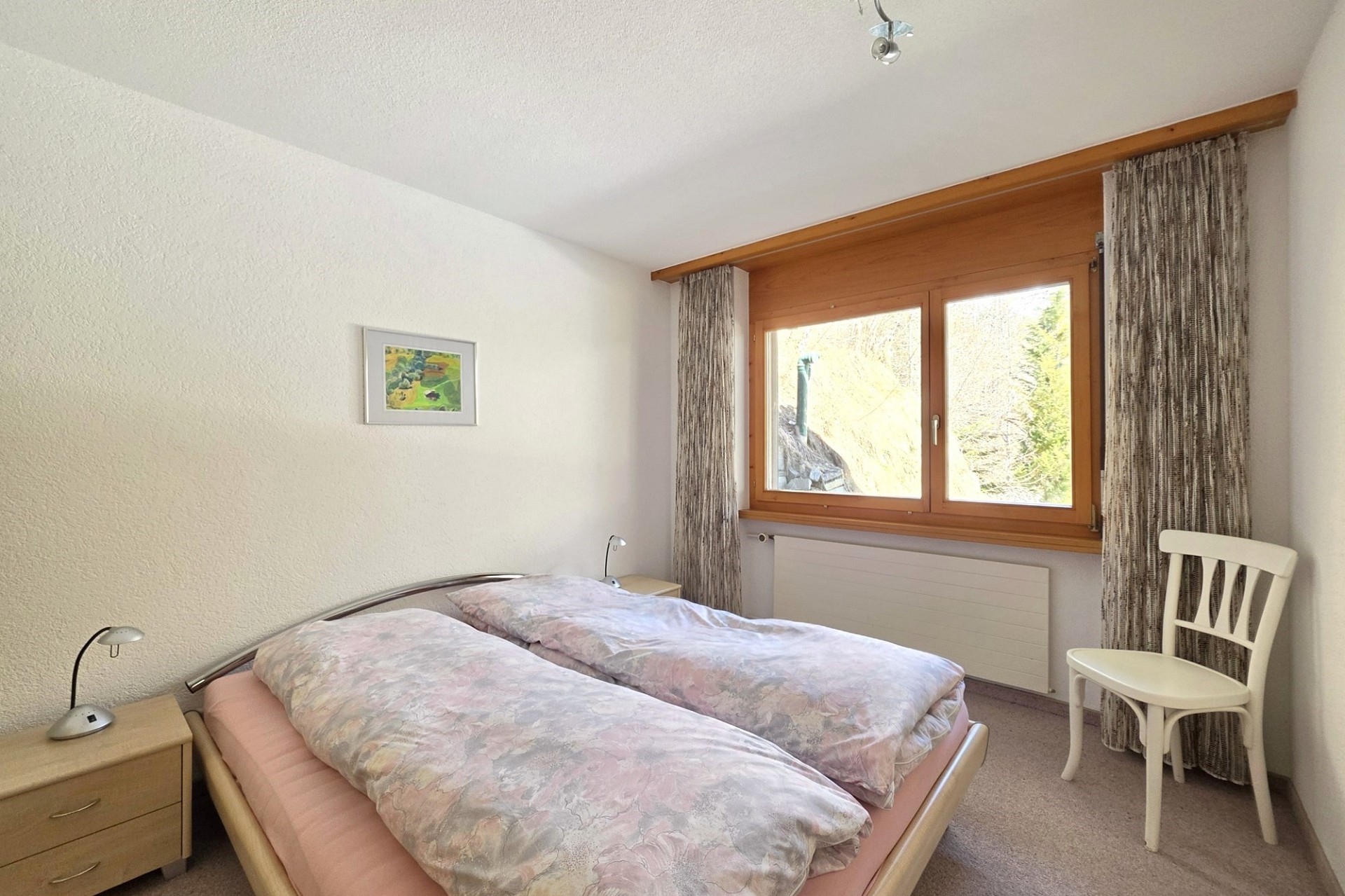 Helles Schlafzimmer mit Doppelbett