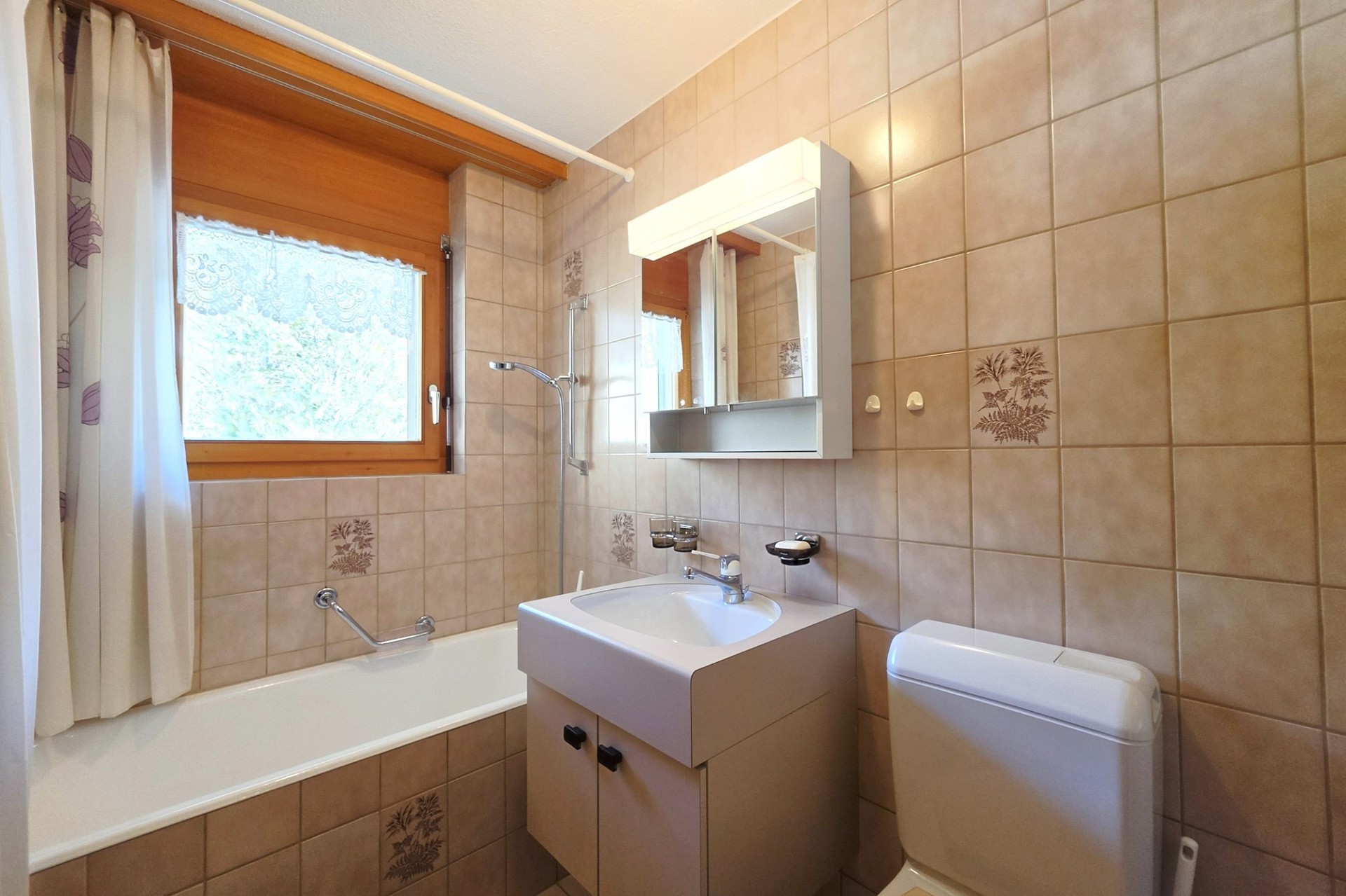 Badezimmer mit Badewanne und Waschplatz