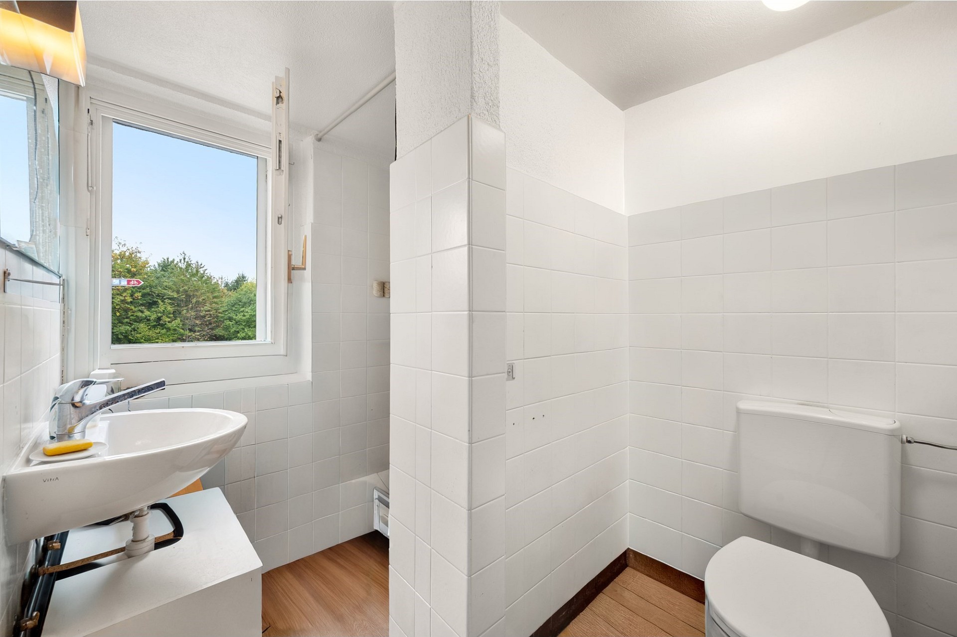 Helles Gäste-WC mit Fenster und Trennwand