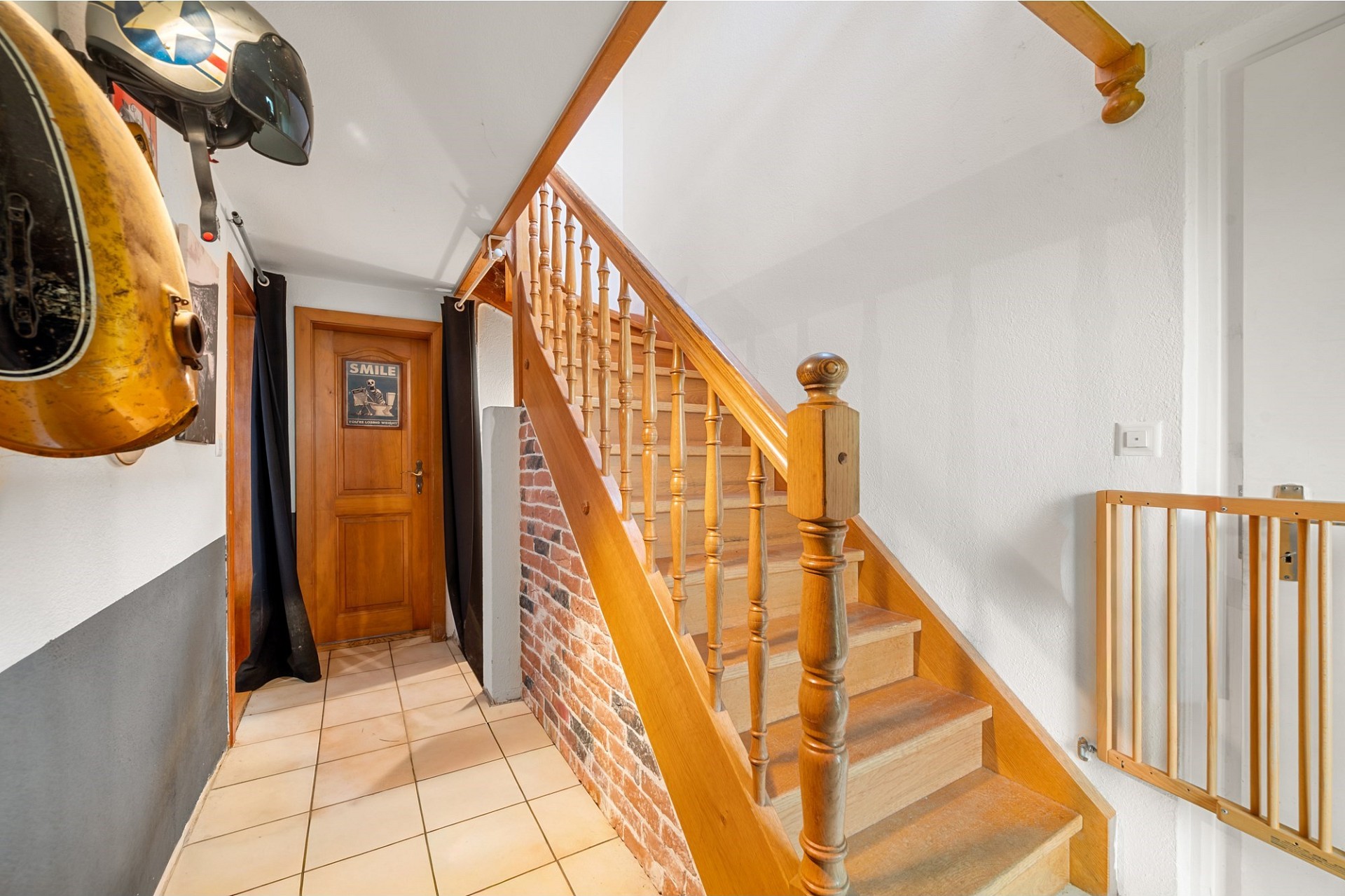 Treppenhaus mit Flur und Holztreppe