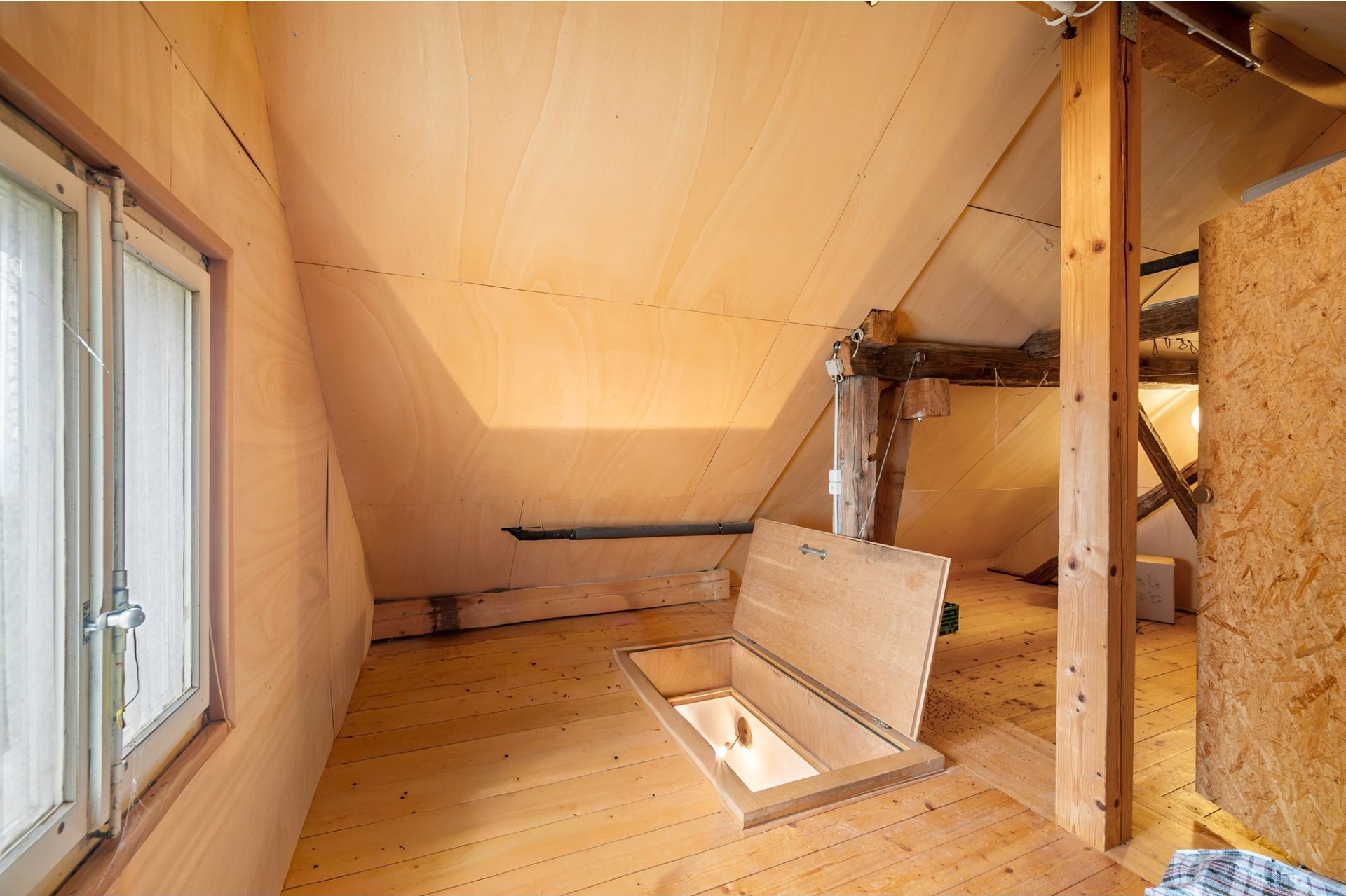 Ausgebauter Dachboden mit Dachfenster und Holzstruktur