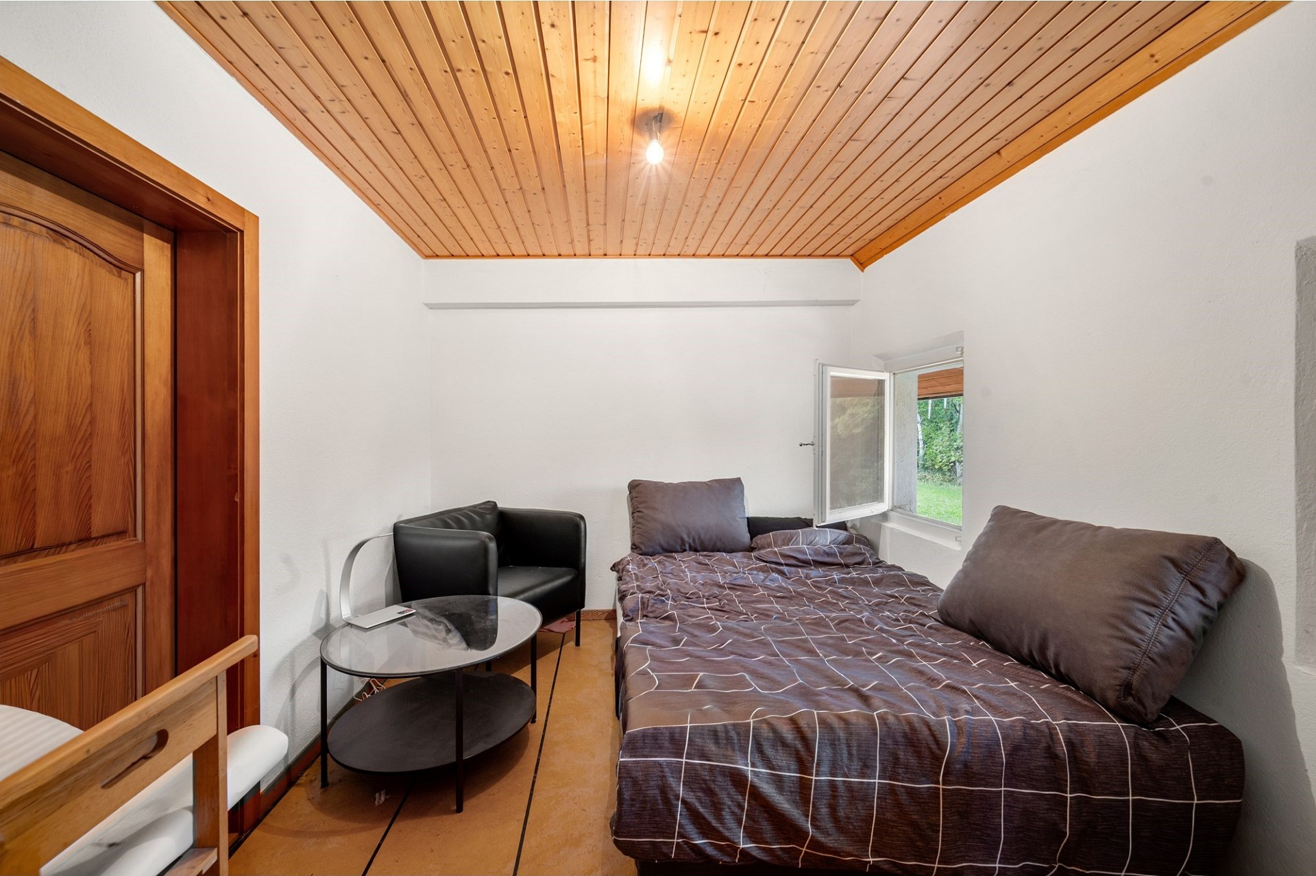 Kleines Schlafzimmer mit Holzdecke