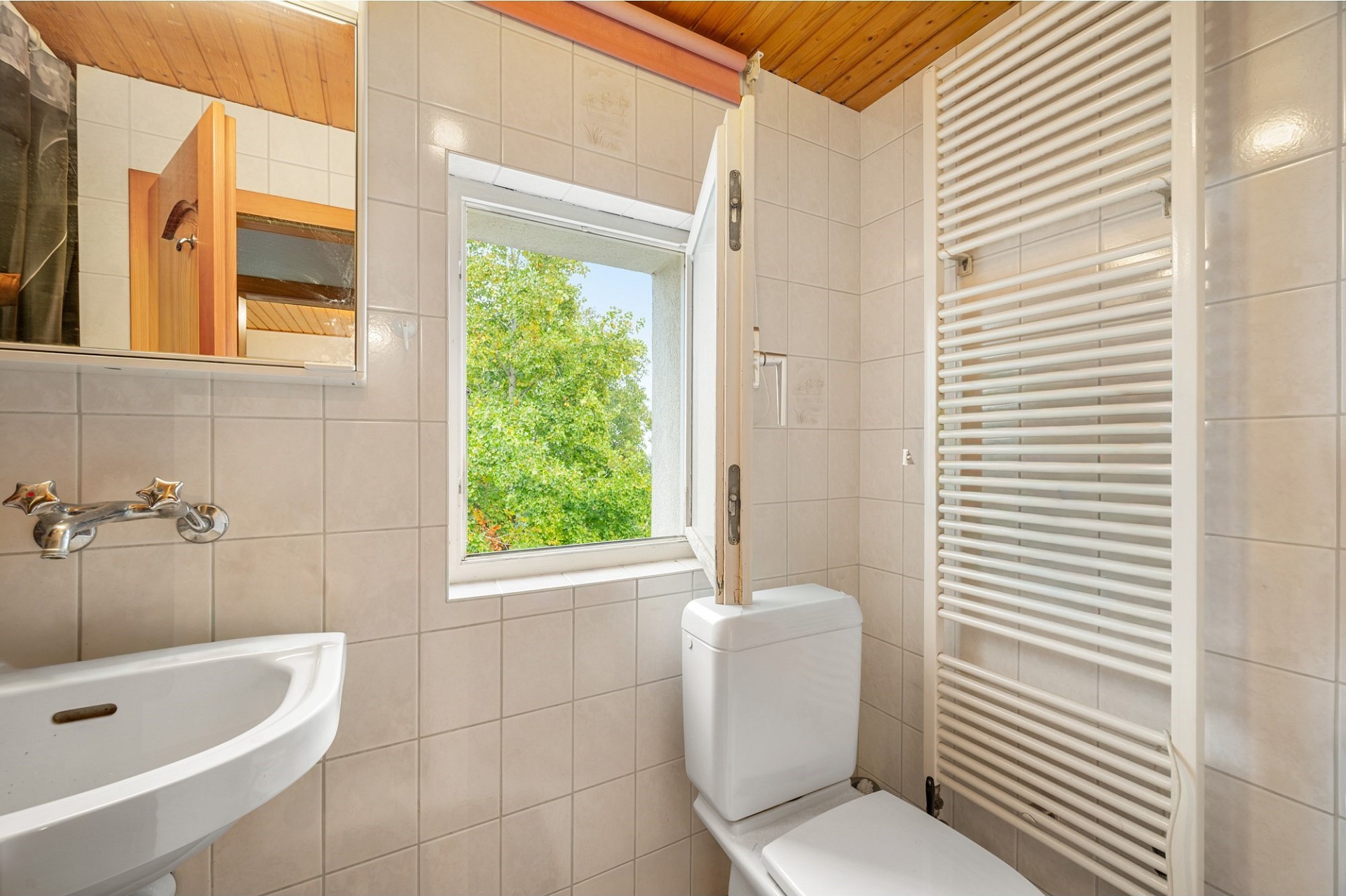 Kleines Bad mit Fenster und WC