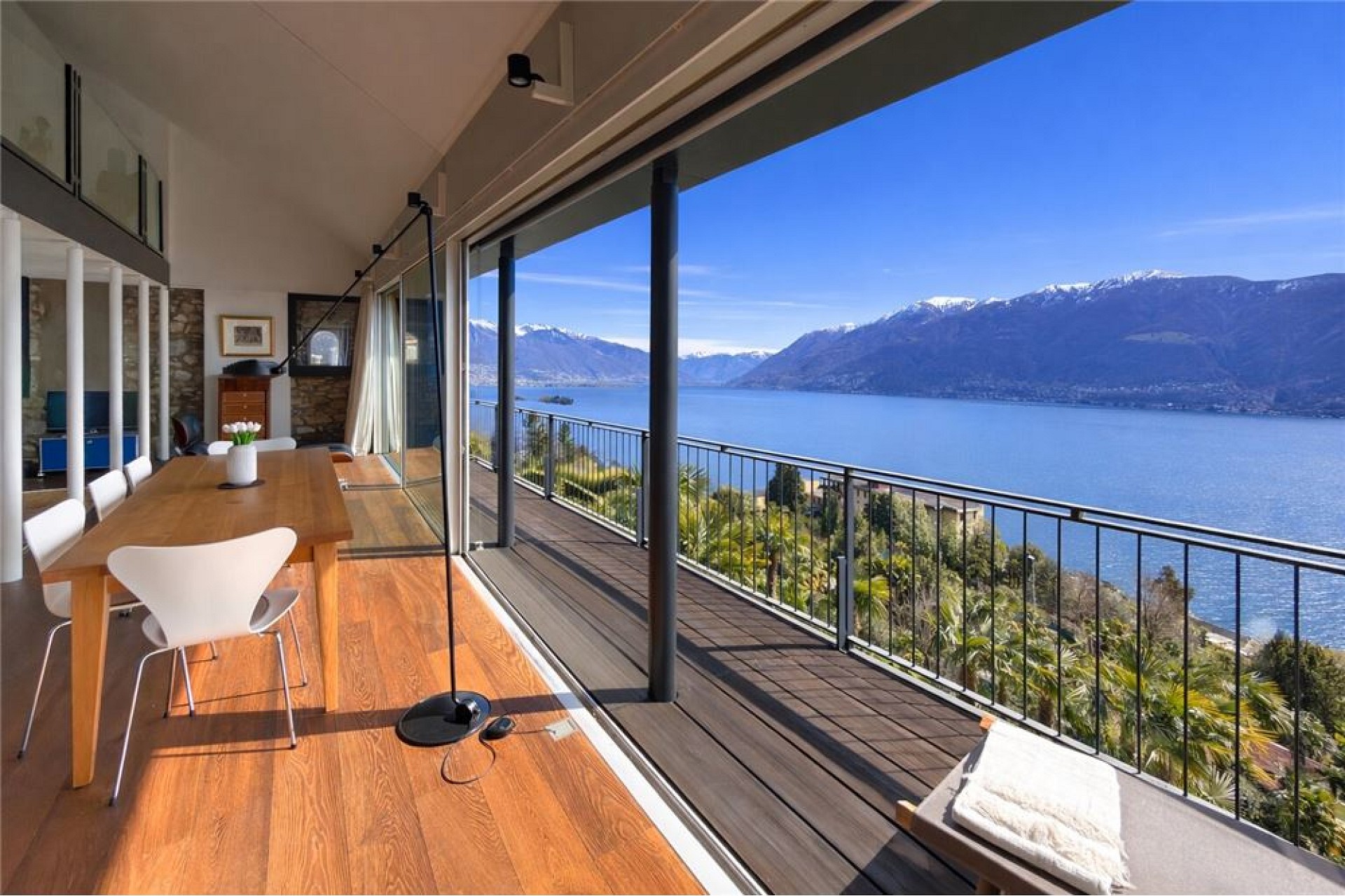 Seeblick von einem modernen Wohnbereich mit Balkon