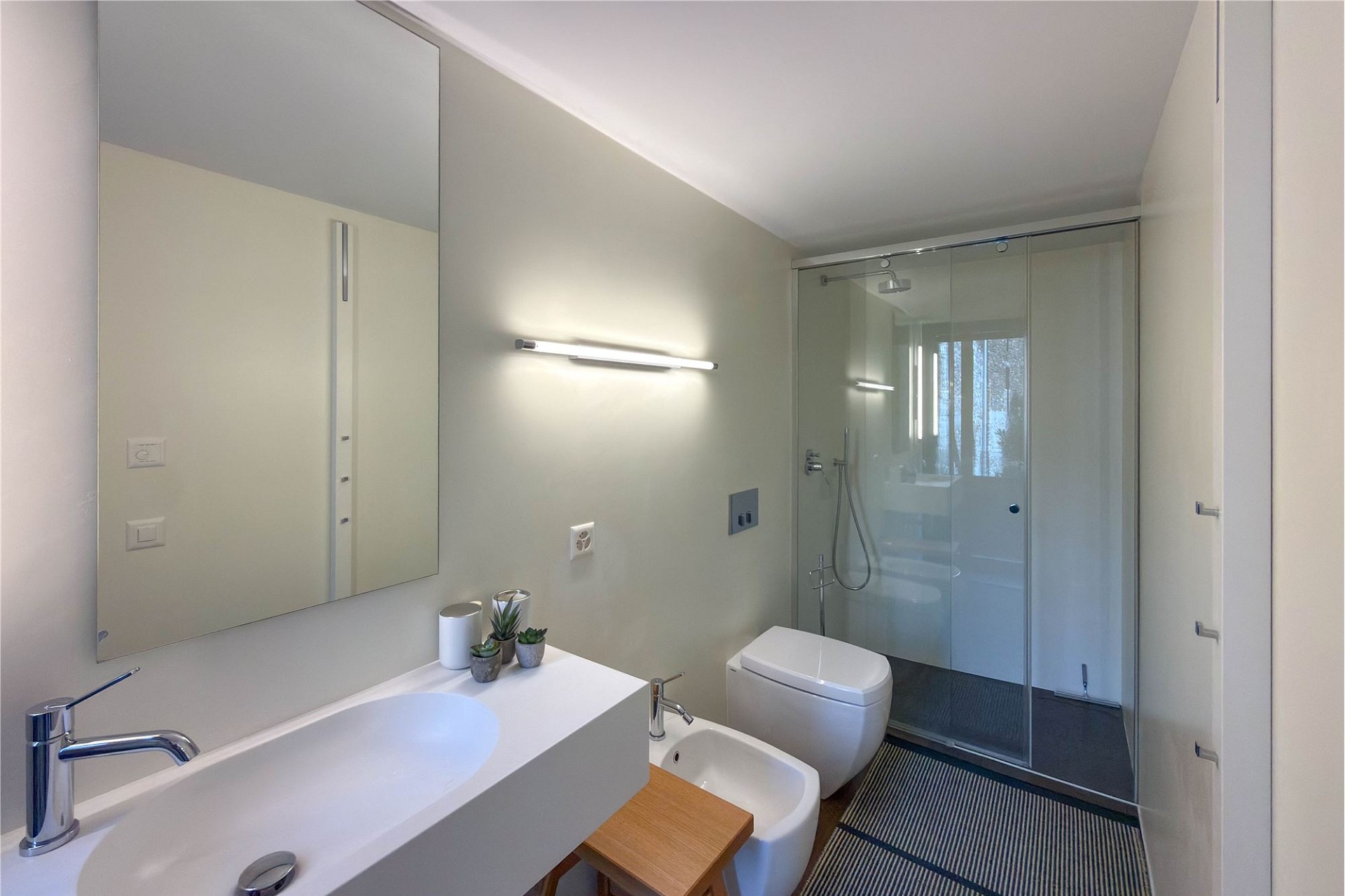 Modernes Badezimmer mit Dusche und Toilette