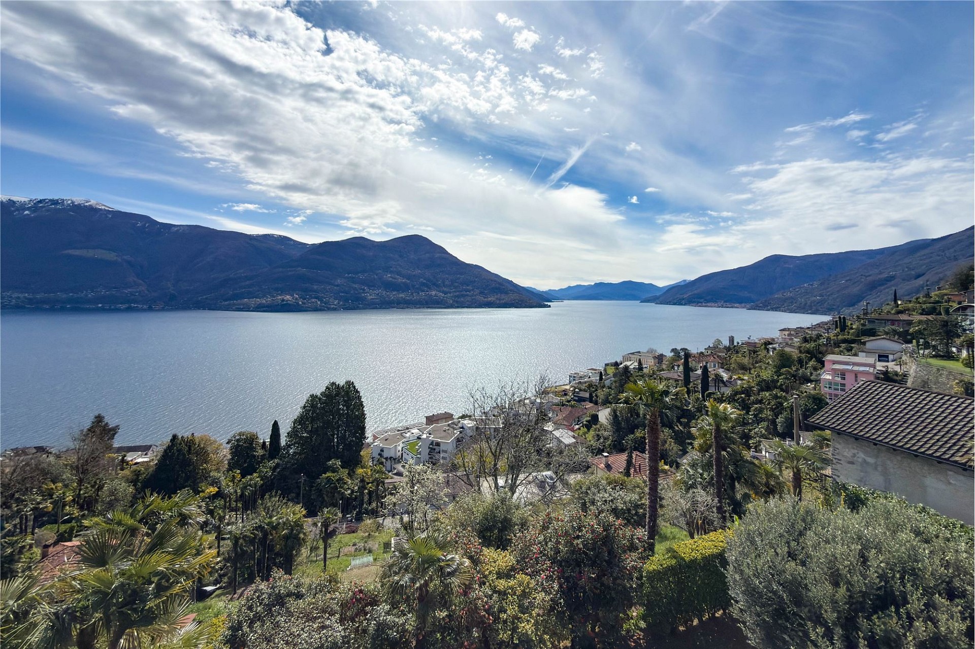 Panoramablick auf See und Berge