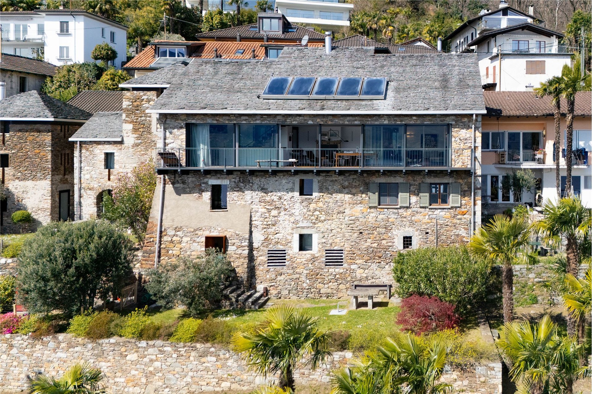 Steinhaus mit Blick auf Garten und Nachbarschaft