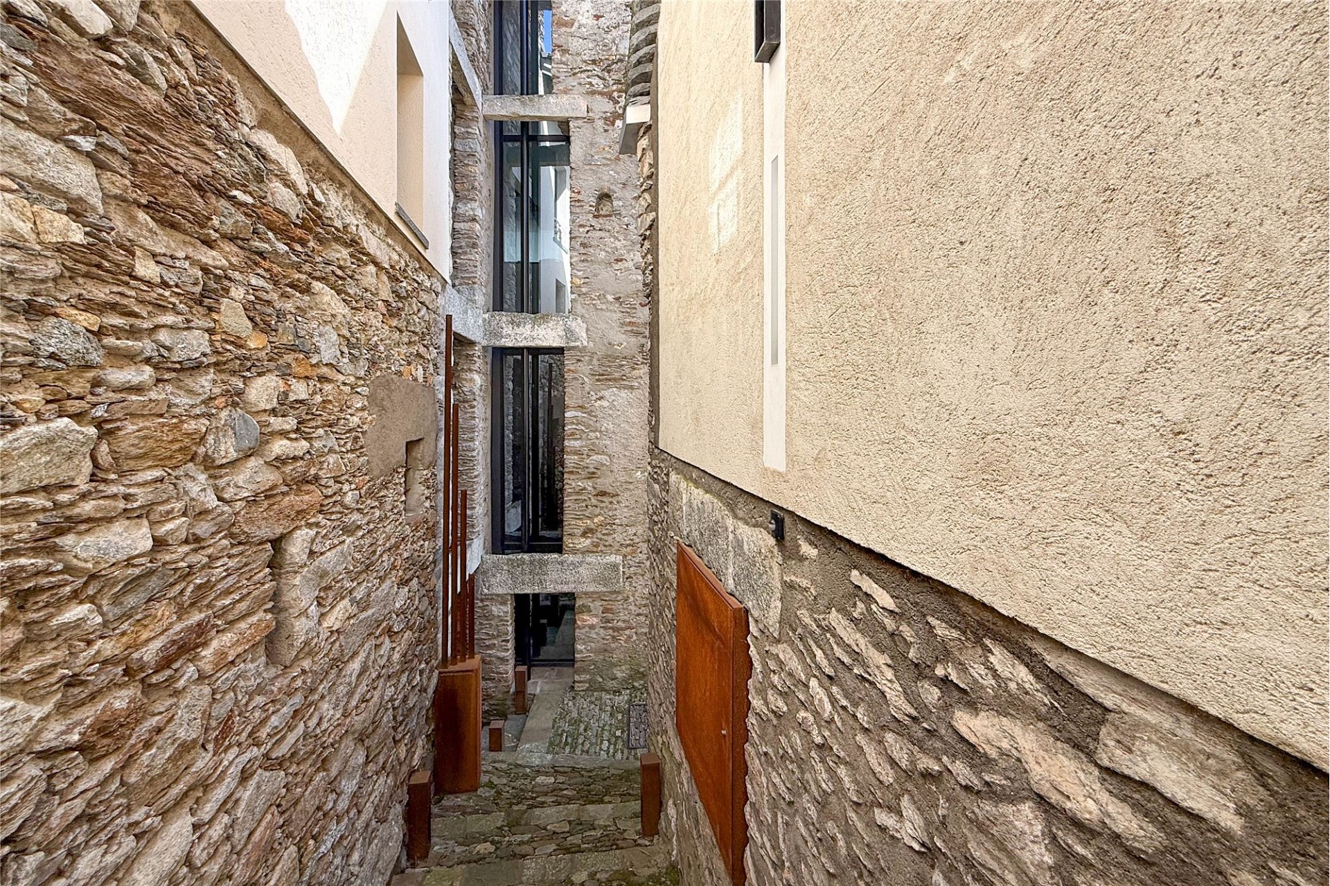 Enger Innenhof zwischen Steinmauern