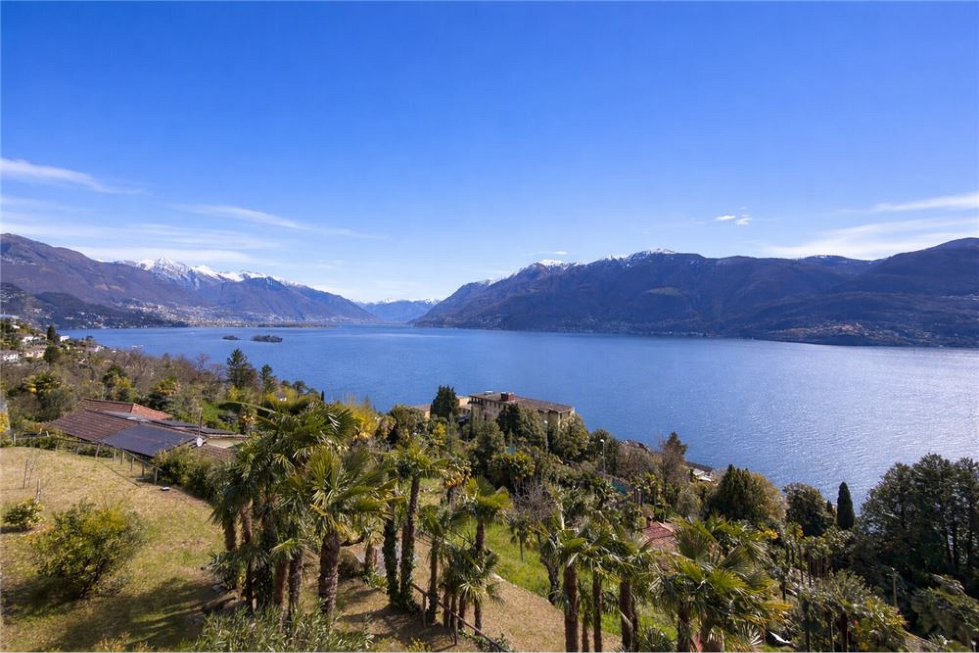 Seeblick mit Bergen und mediterranem Hanggrundstück