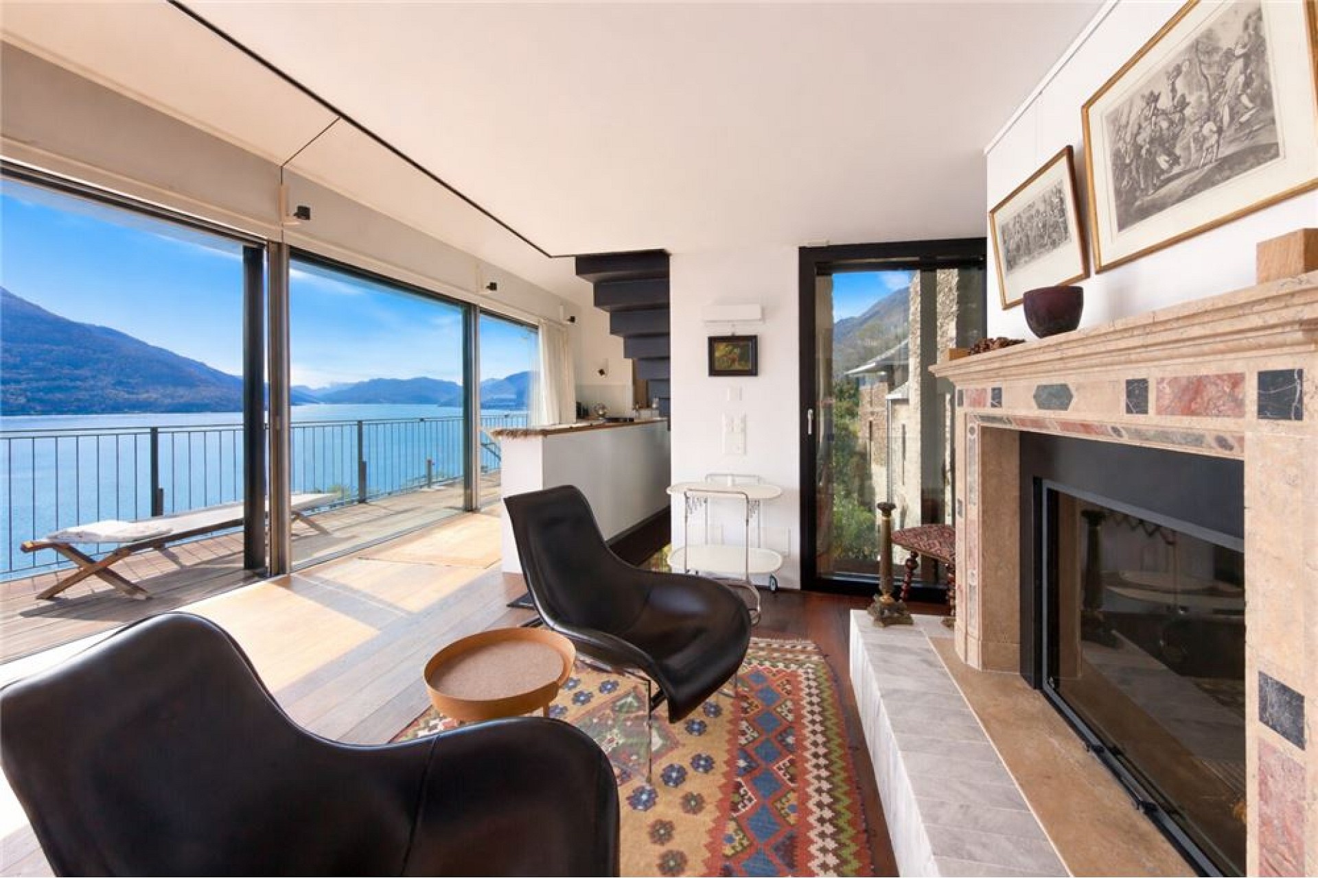 Wohnzimmer mit Seeblick und Kamin