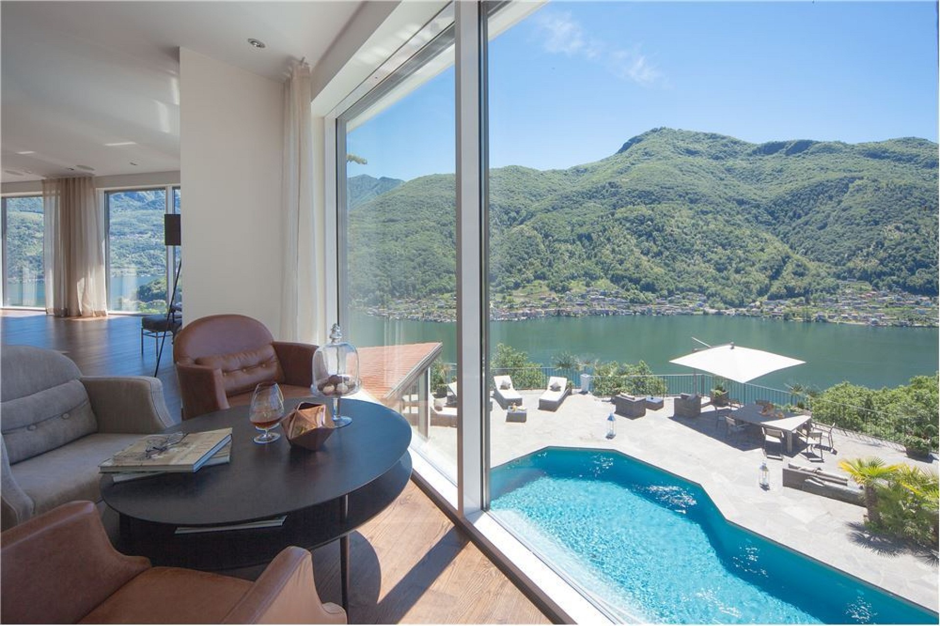Luxuriöses Wohnzimmer mit Panoramablick auf See und Berge