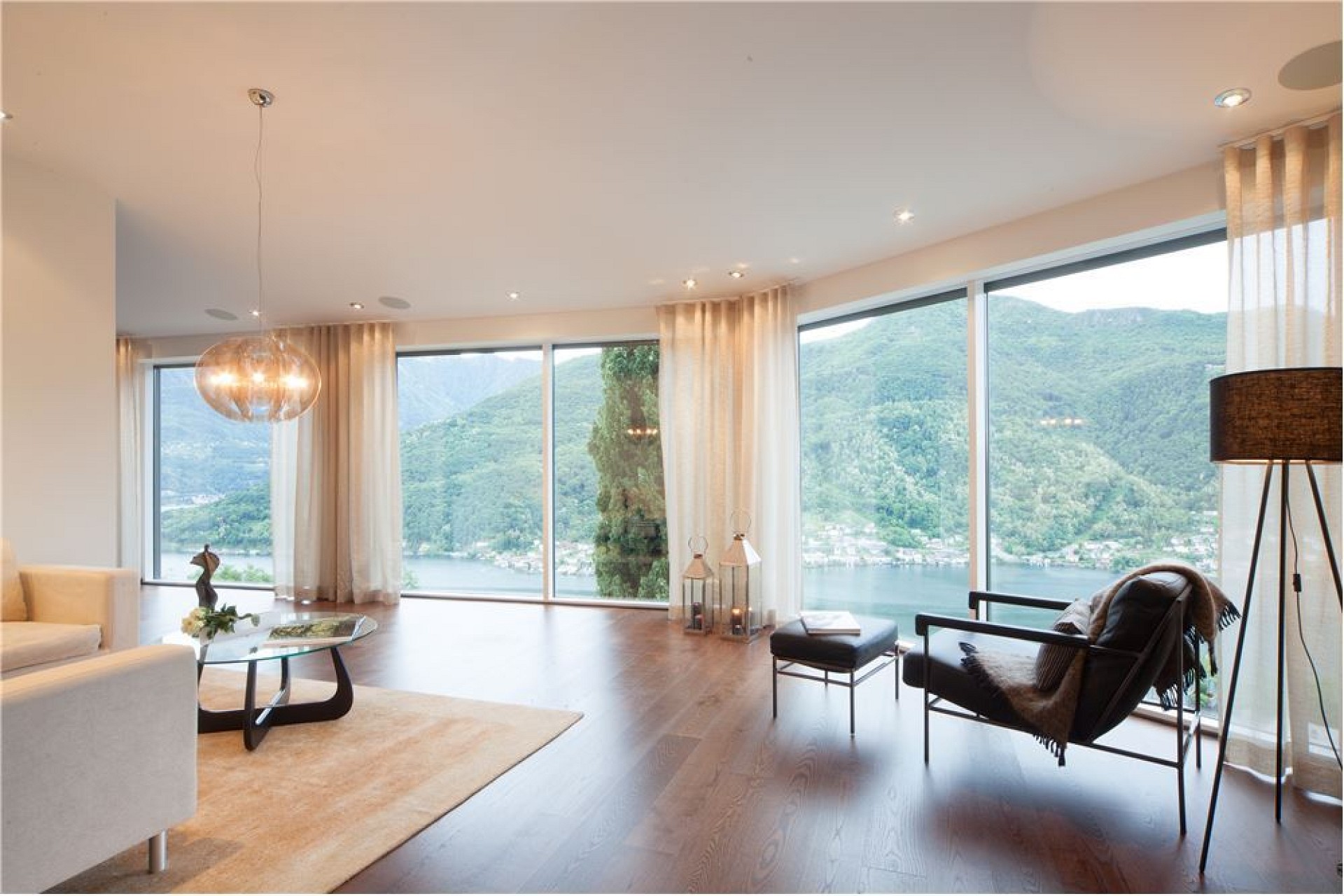 Heller Wohnraum mit Panoramablick