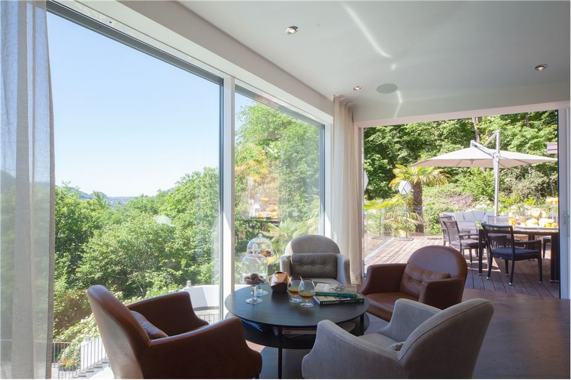 Heller Wohn- und Terrassenbereich mit Panoramafenstern