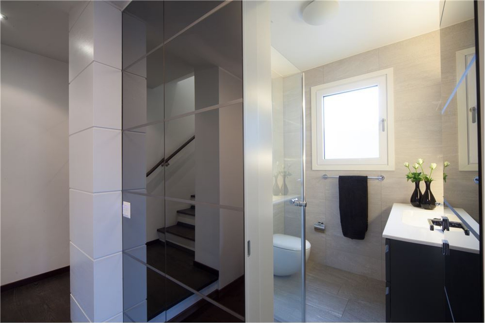Modernes Badezimmer mit angrenzendem Flur und Treppenhaus