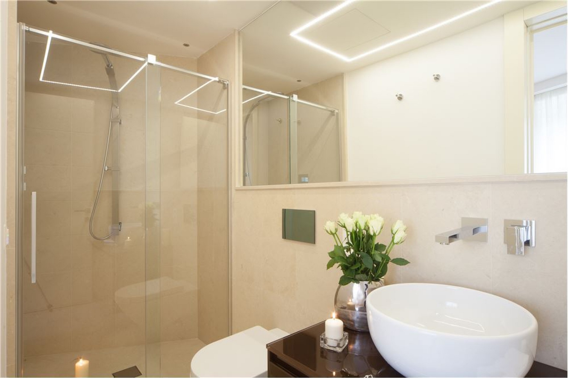 Modernes Badezimmer mit begehbarer Dusche und Waschbecken