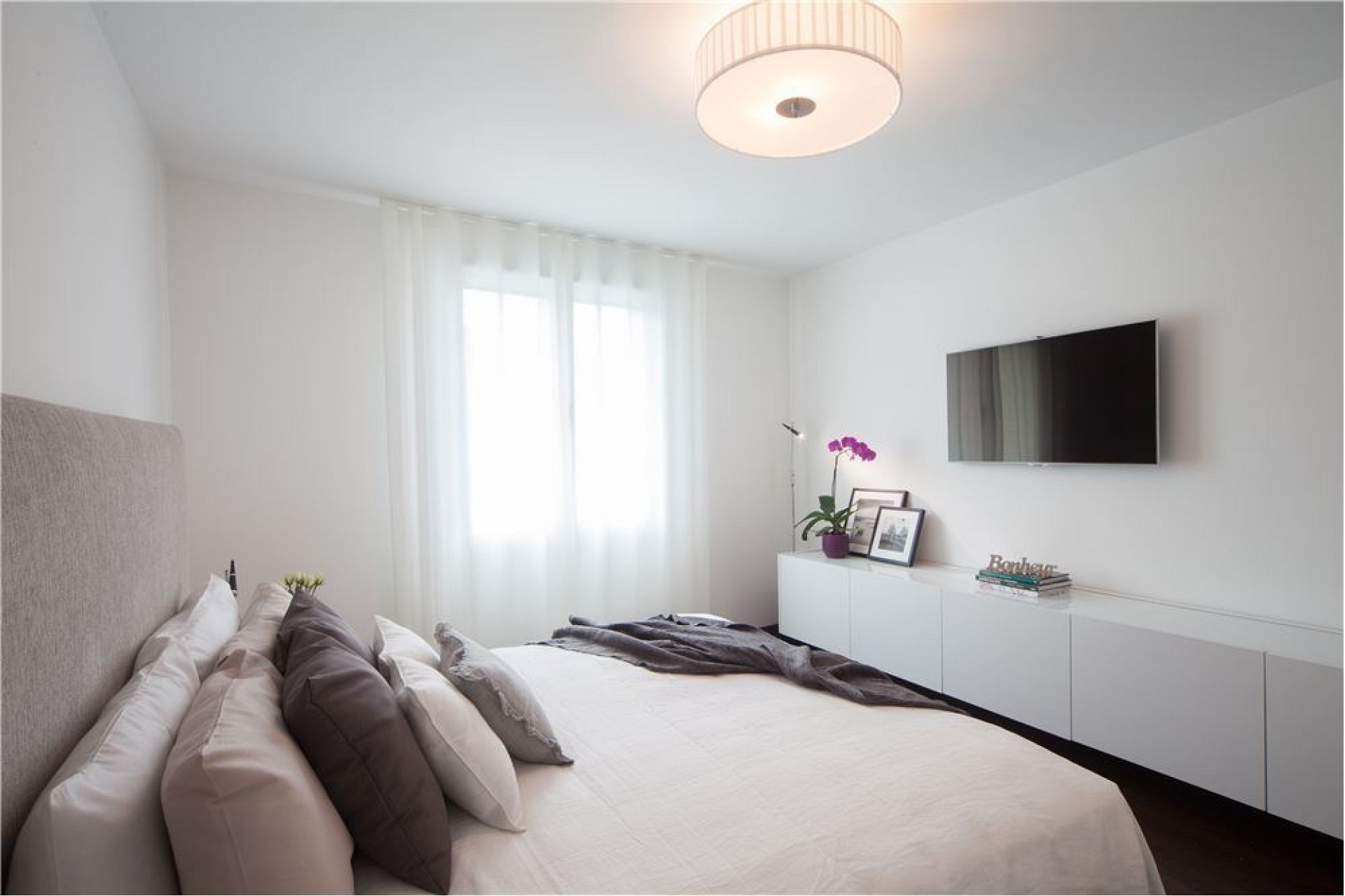 Helles Schlafzimmer mit reduzierter Einrichtung