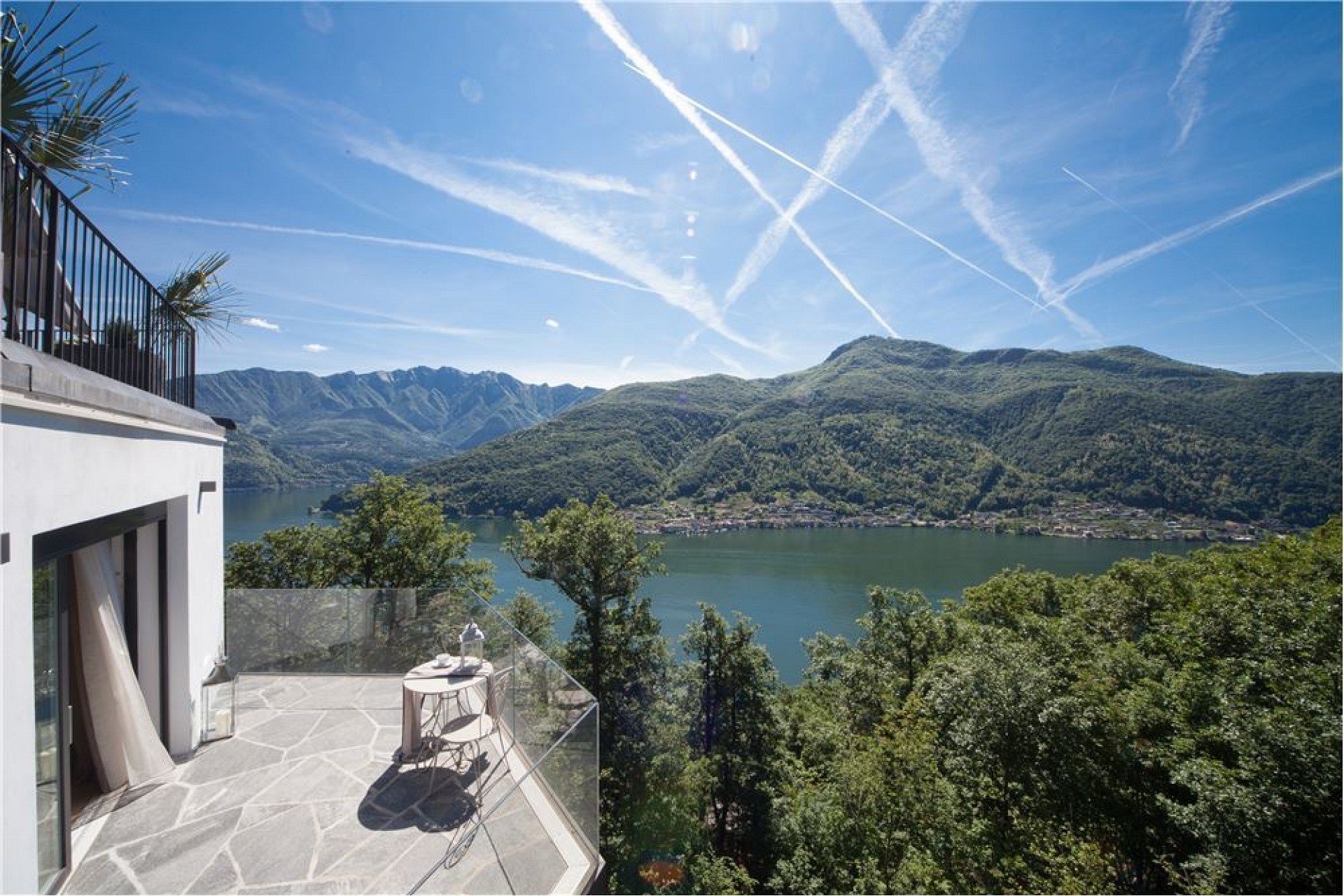 Terrasse mit Seeblick und Bergpanorama