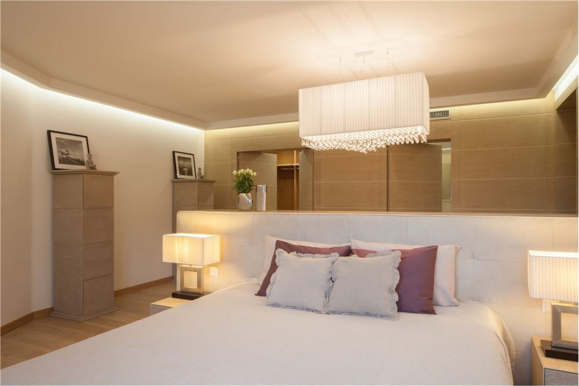 Helles, elegant eingerichtetes Schlafzimmer