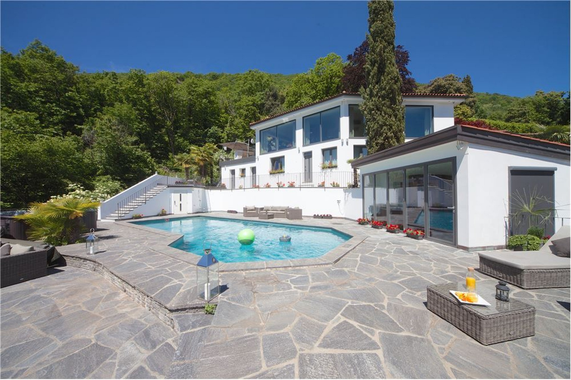 Außenansicht einer modernen Villa mit Poolterrasse