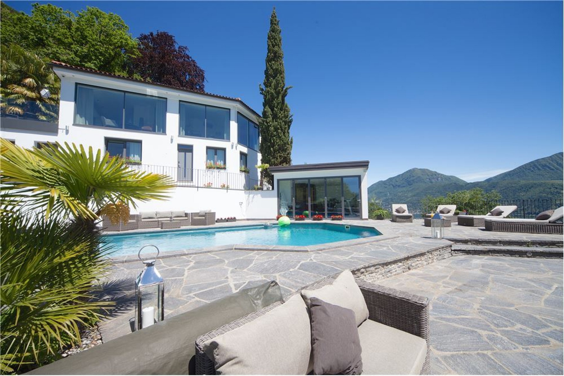 Luxuriöse Villa mit Pool und Bergblick