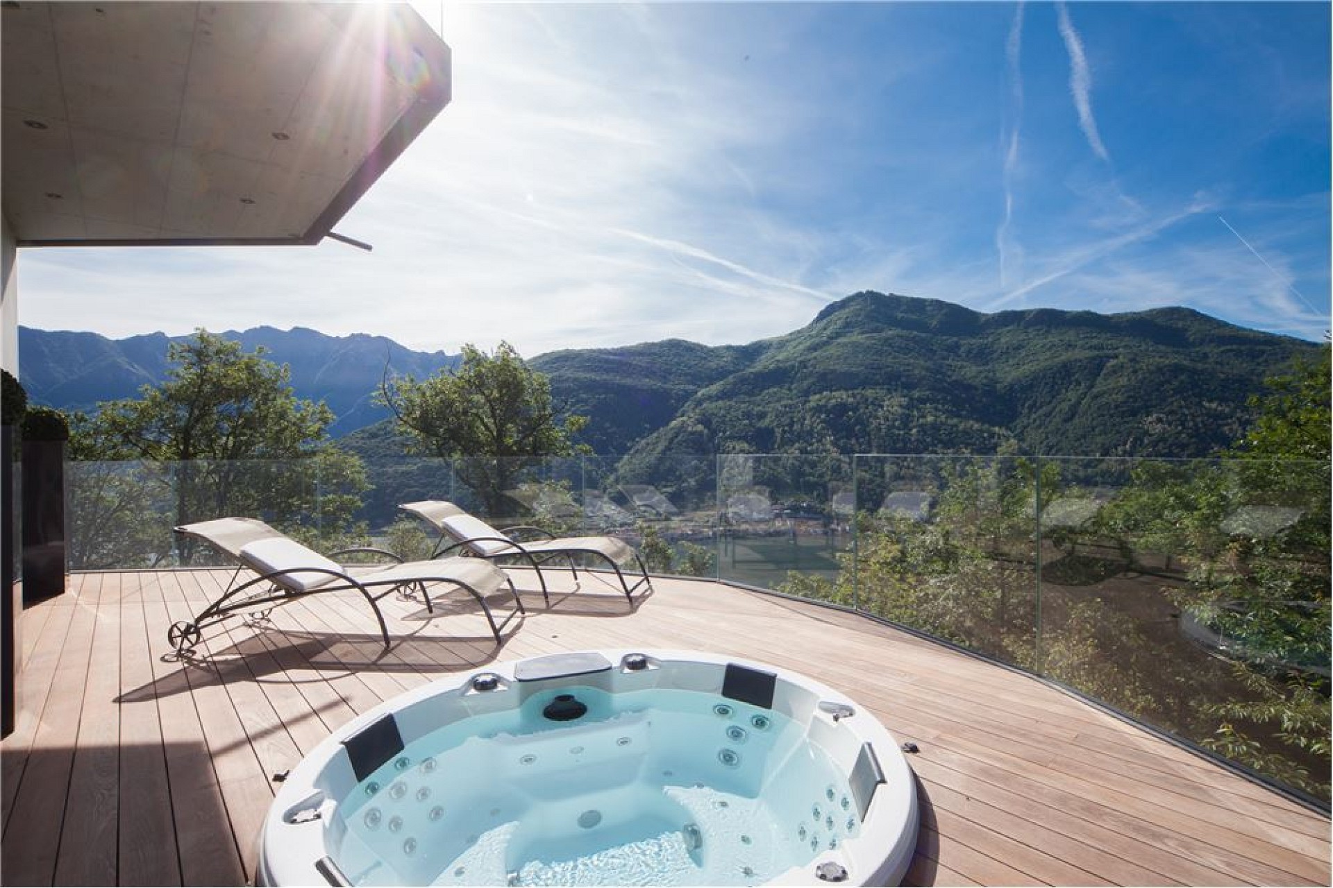 Terrasse mit Whirlpool und Bergblick