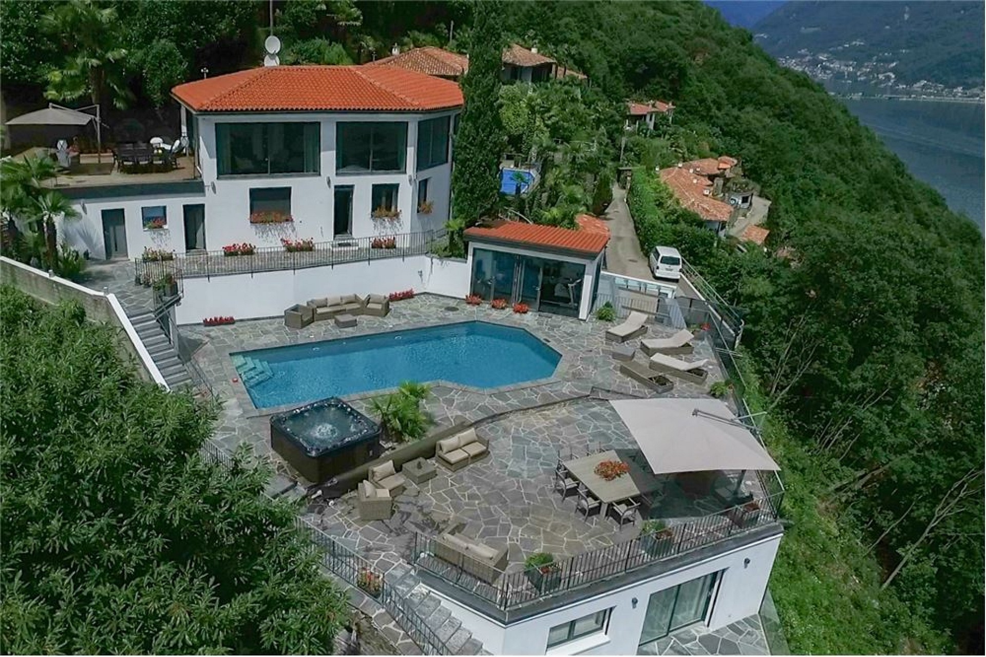 Luxuriöse Villa mit Poolterrasse am Hang