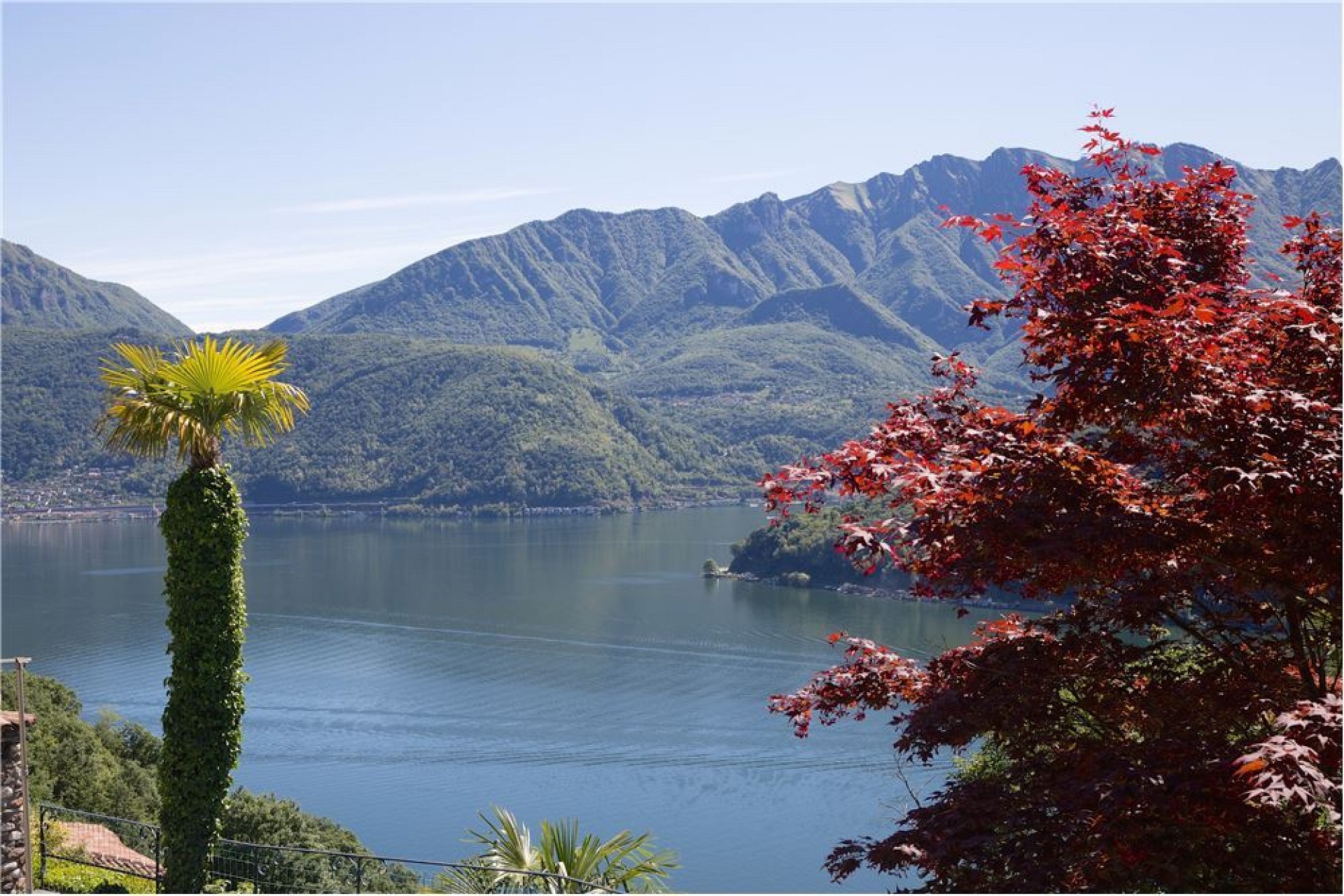 Landschaft mit See- und Bergblick