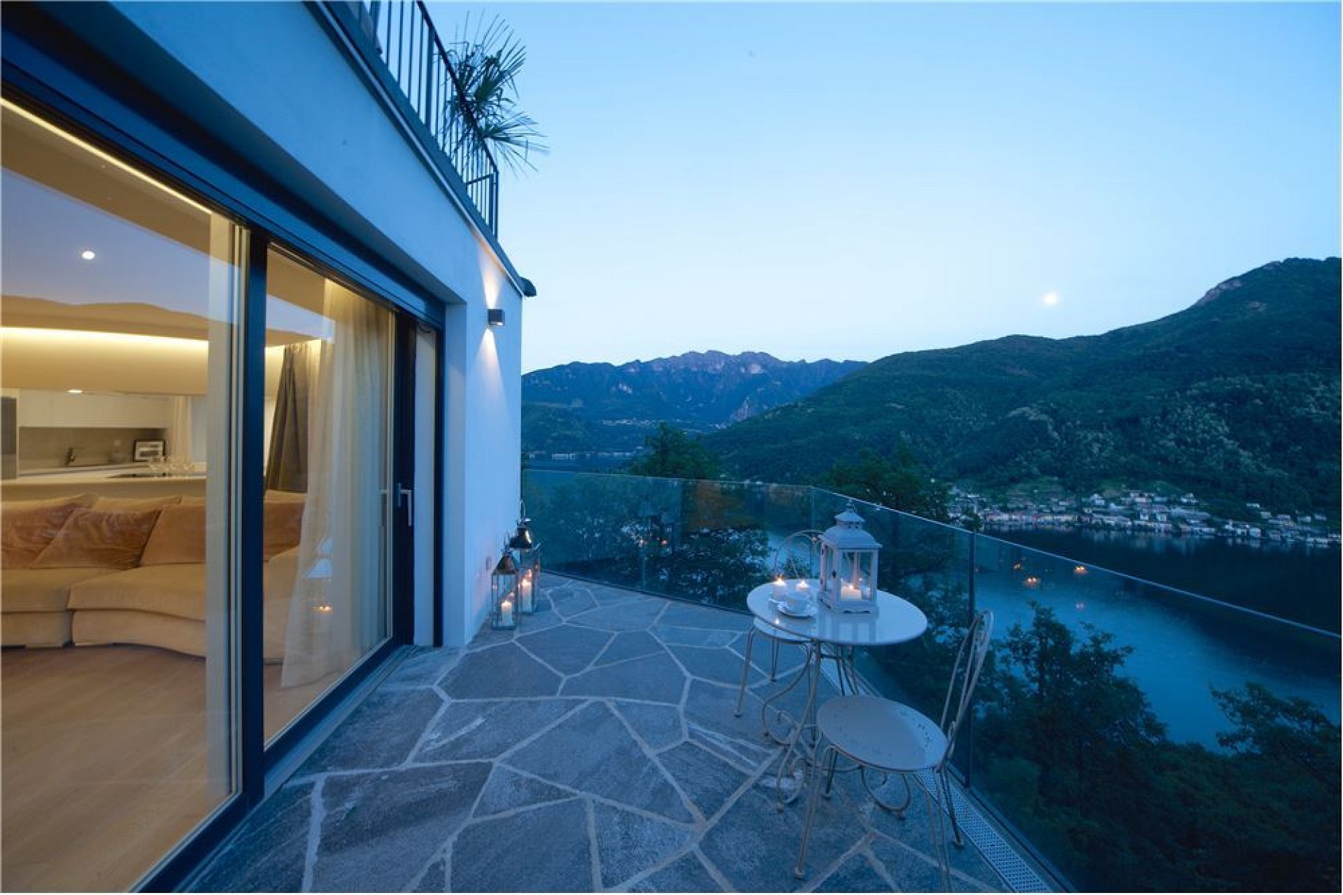 Terrasse mit Seeblick bei Abenddämmerung