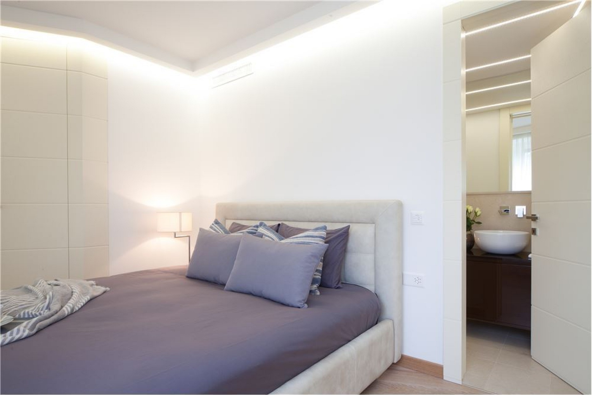 Modernes Schlafzimmer mit angrenzendem Badezimmer