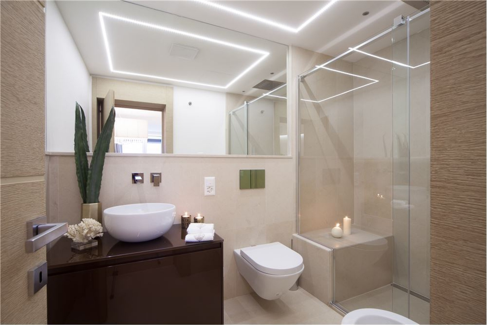 Modernes Gäste-WC mit Dusche
