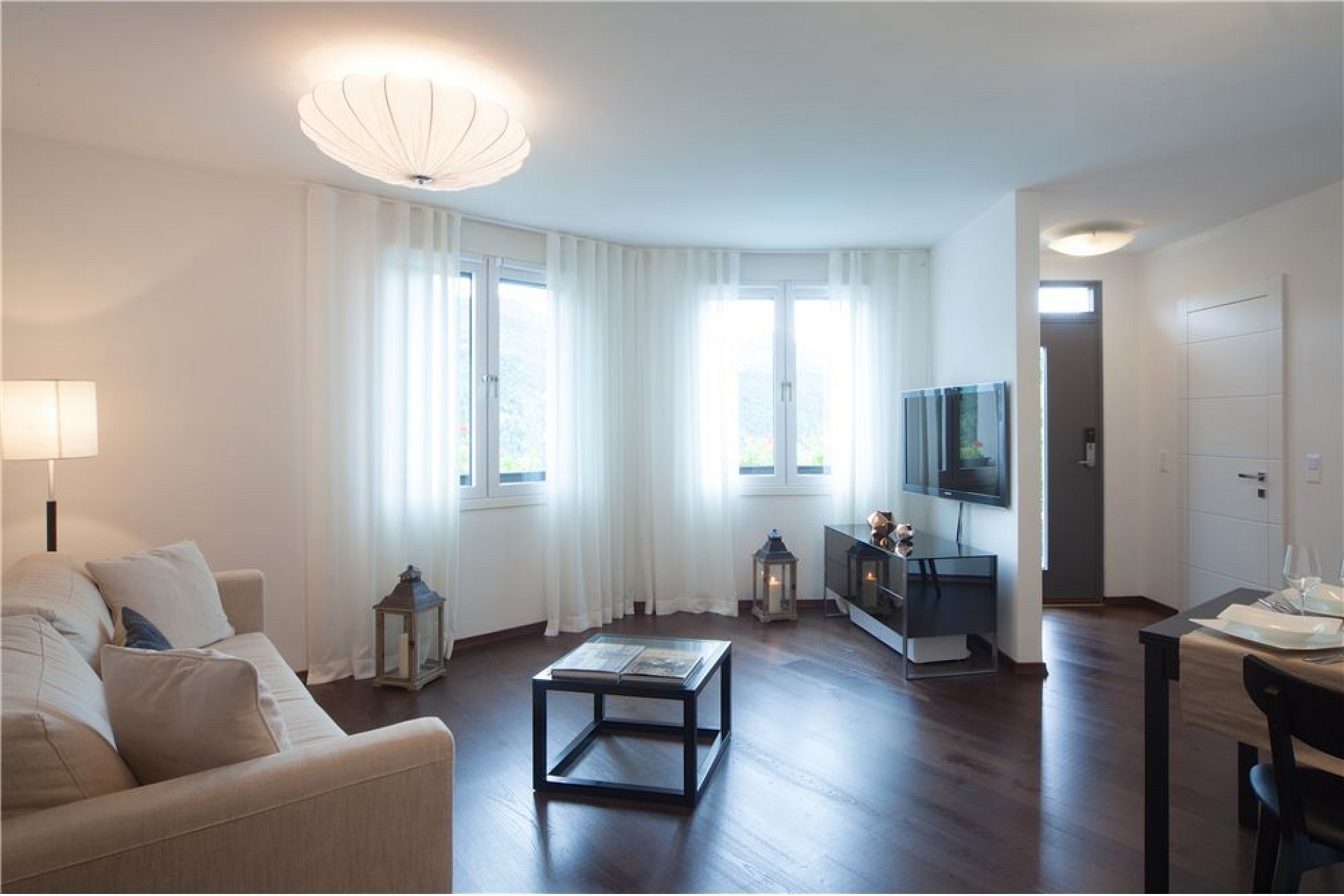 Helles Wohnzimmer mit angrenzendem Essbereich