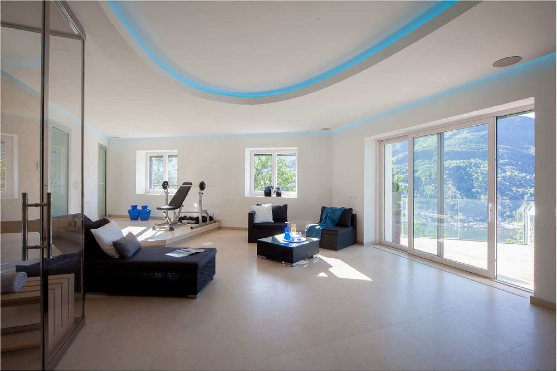 Helles modernes Wohn-/Fitnesszimmer mit Bergblick