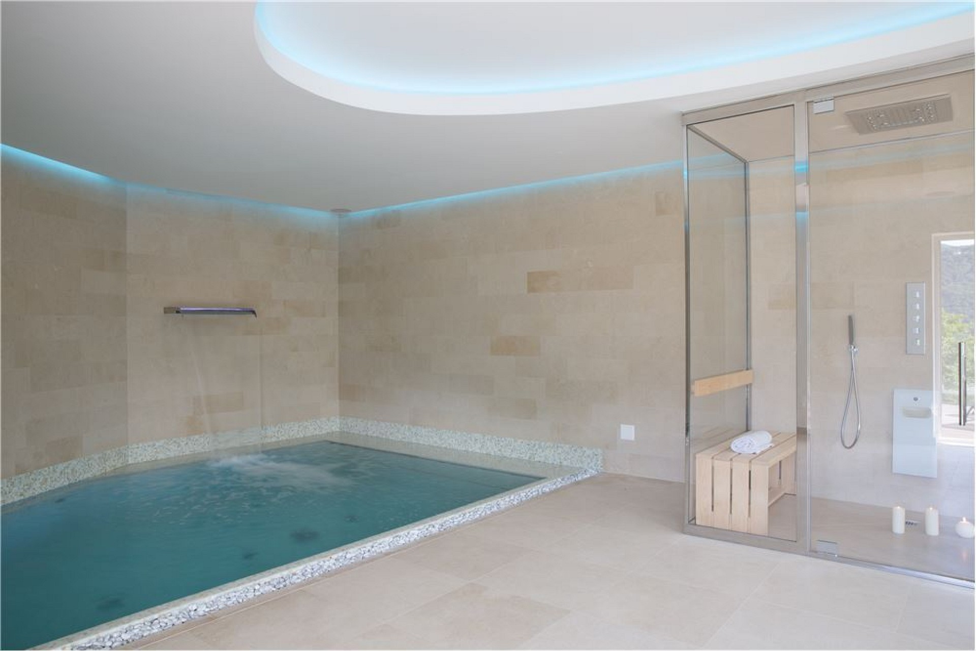 Innenraum mit Pool und Duschbereich