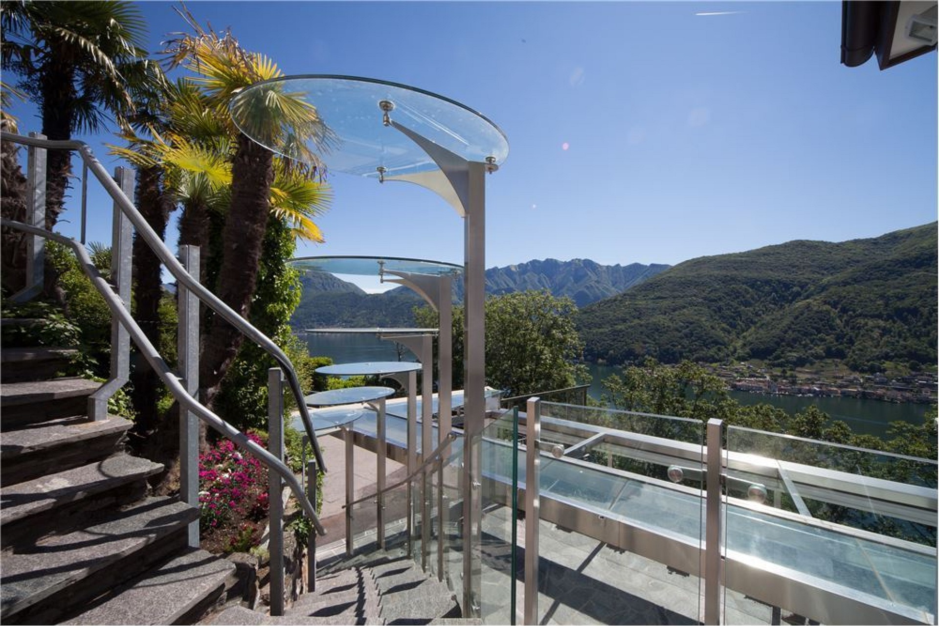 Terrasse mit Seeblick und Bergpanorama