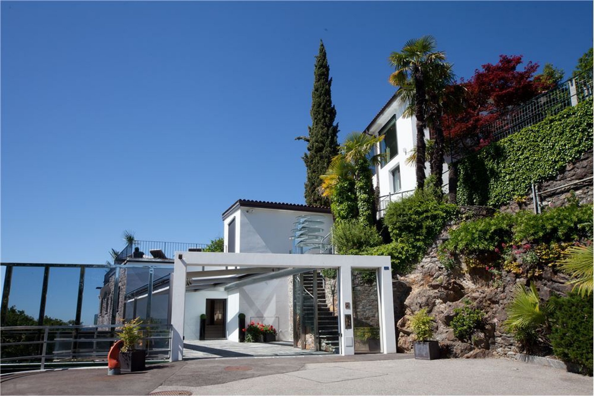 Moderne Villa mit mediterraner Außenanlage