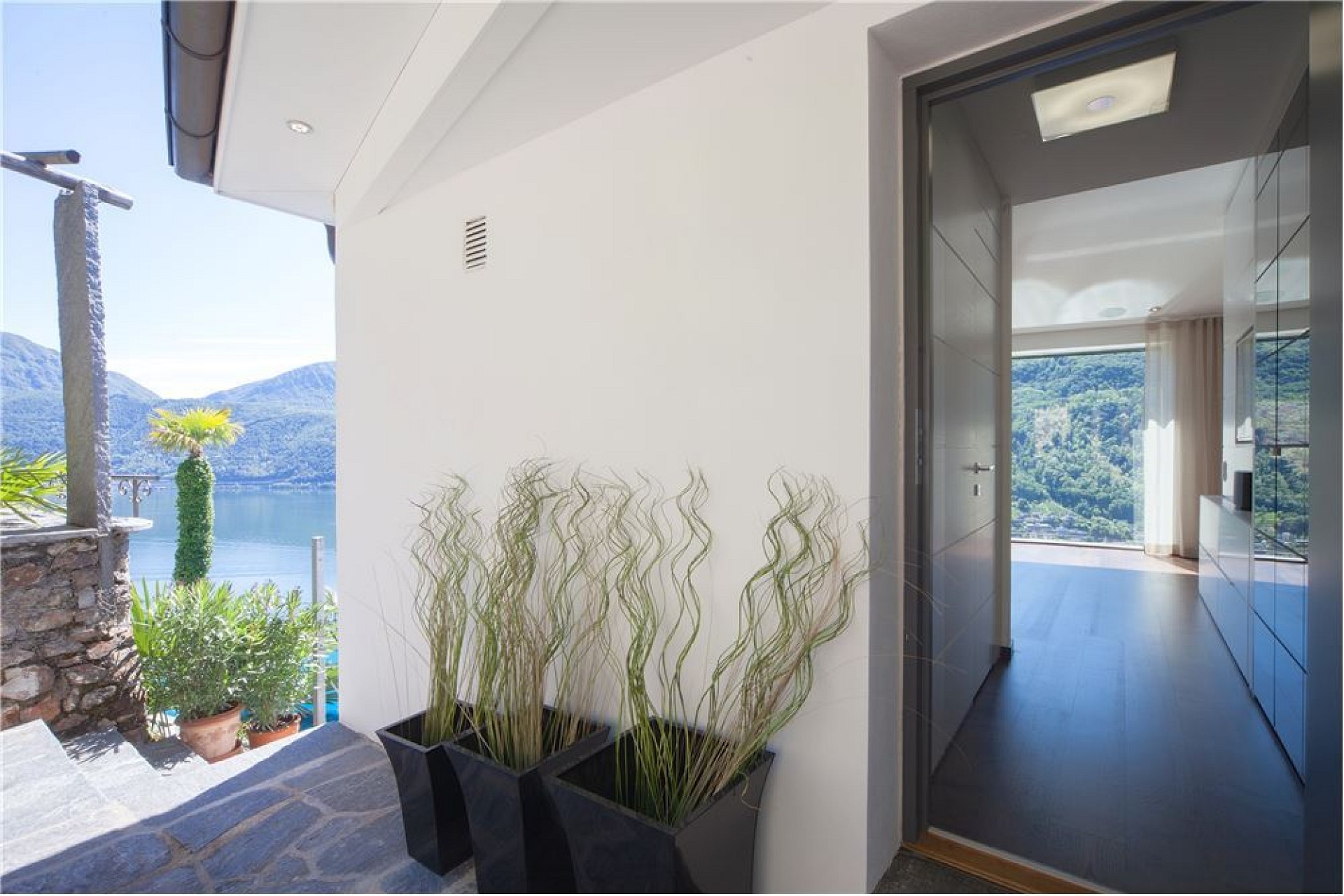 Terrasse mit Seeblick und Zugang zum Innenraum