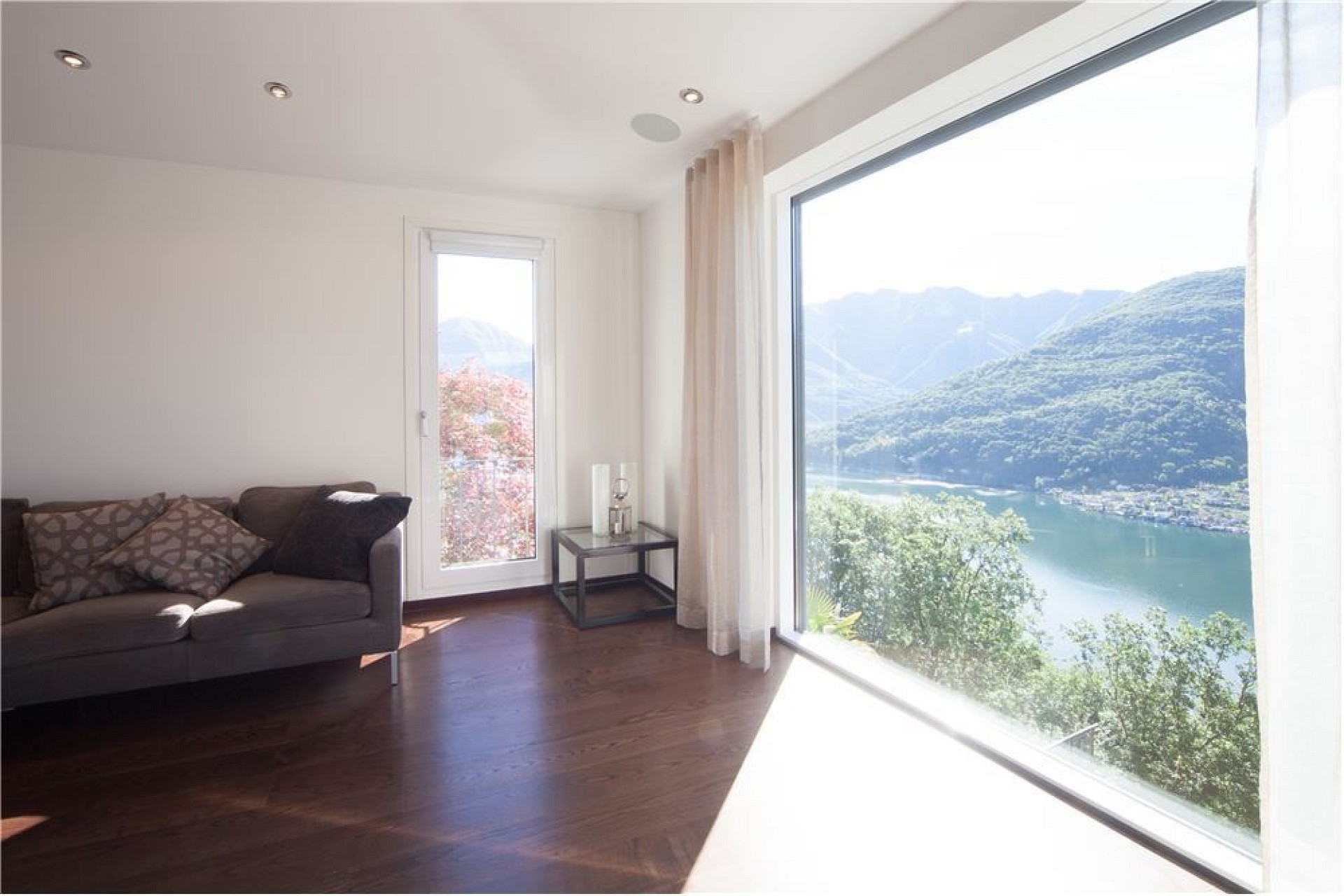 Heller Wohnraum mit Panoramablick