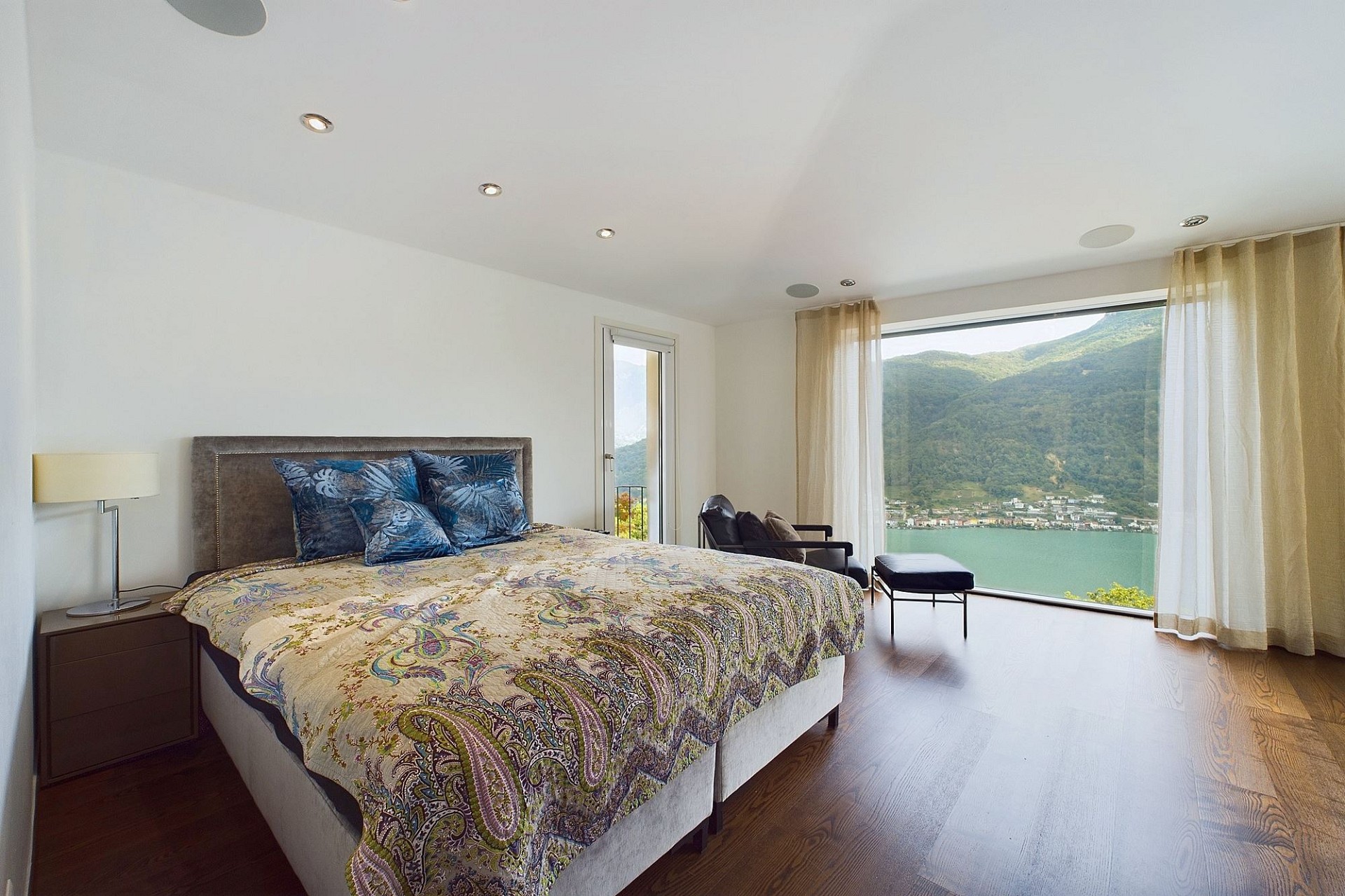 Helles Schlafzimmer mit Panoramablick
