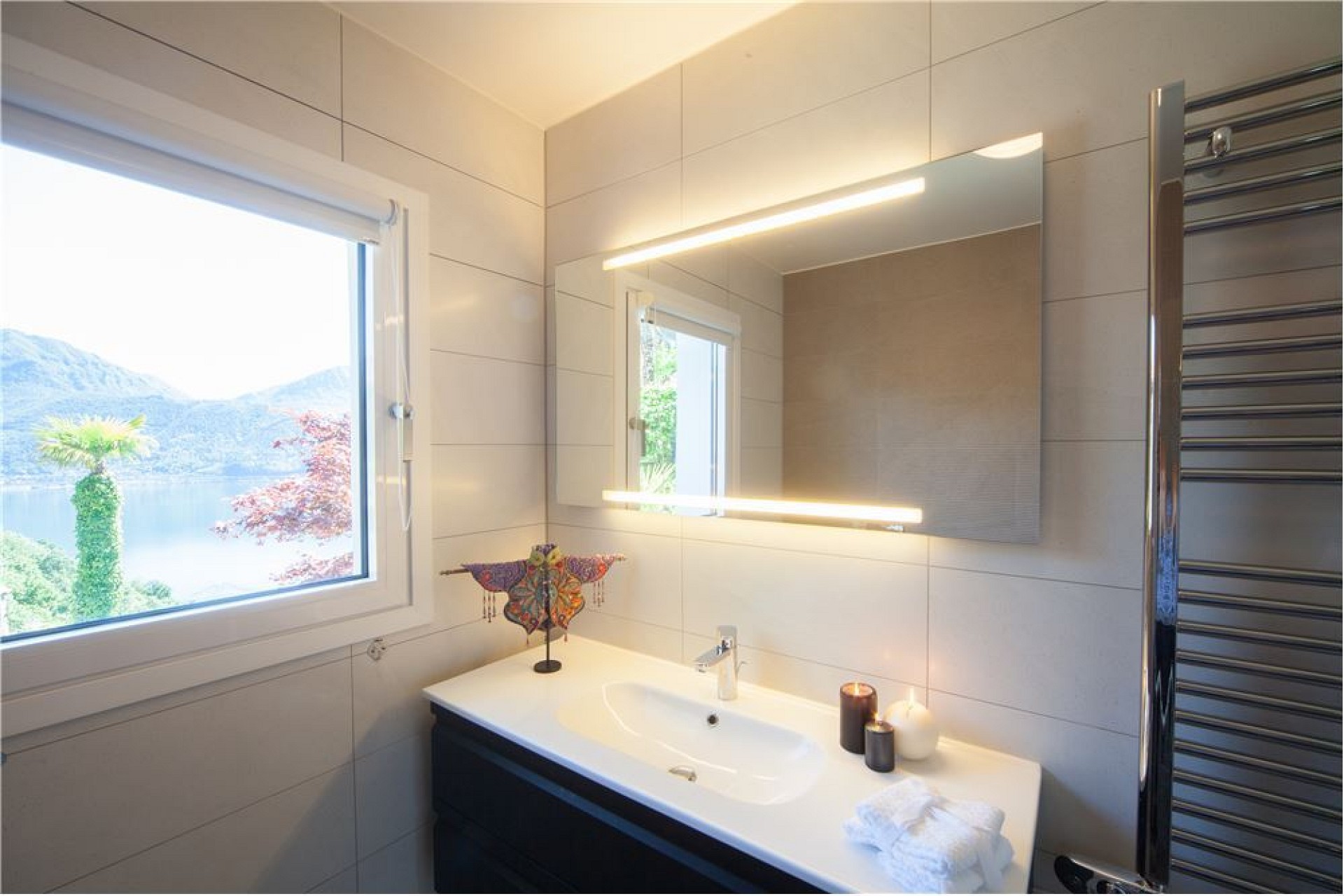 Modernes Badezimmer mit Fensterblick