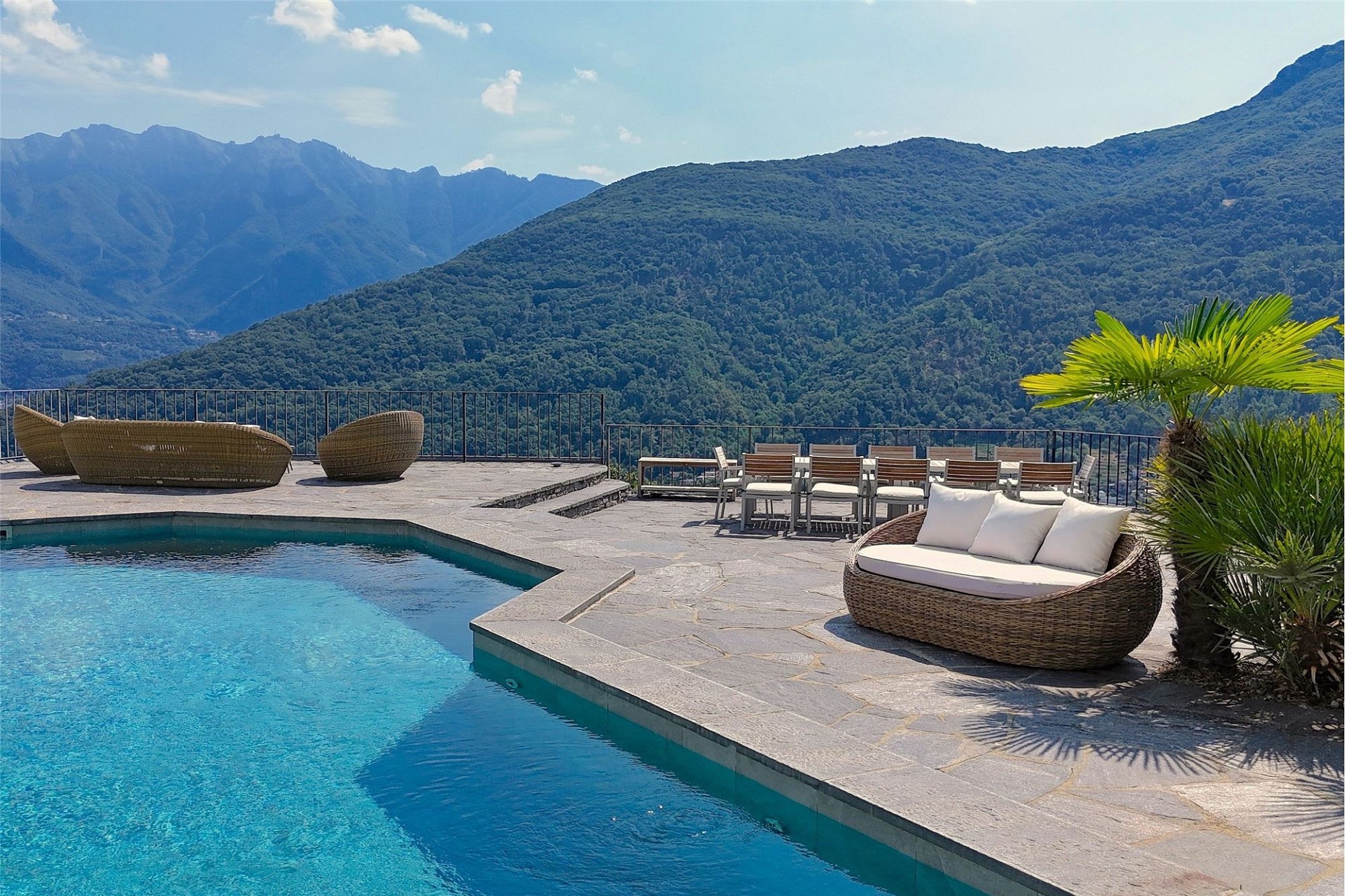 Luxuriöse Poolterrasse mit Bergpanorama