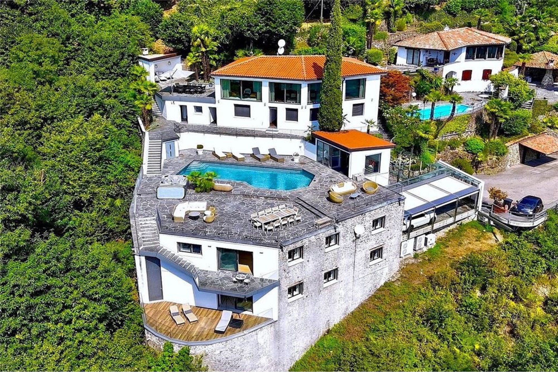 Luxuriöse Villa mit Poolterrassen in grüner Hanglage