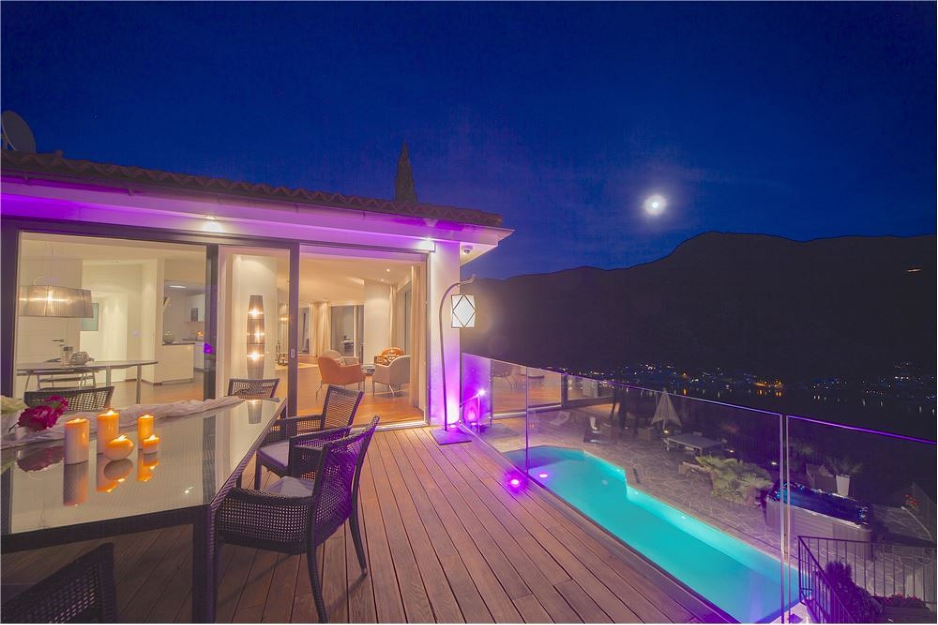 Luxuriöse Terrasse bei Nacht mit Pool und Bergblick
