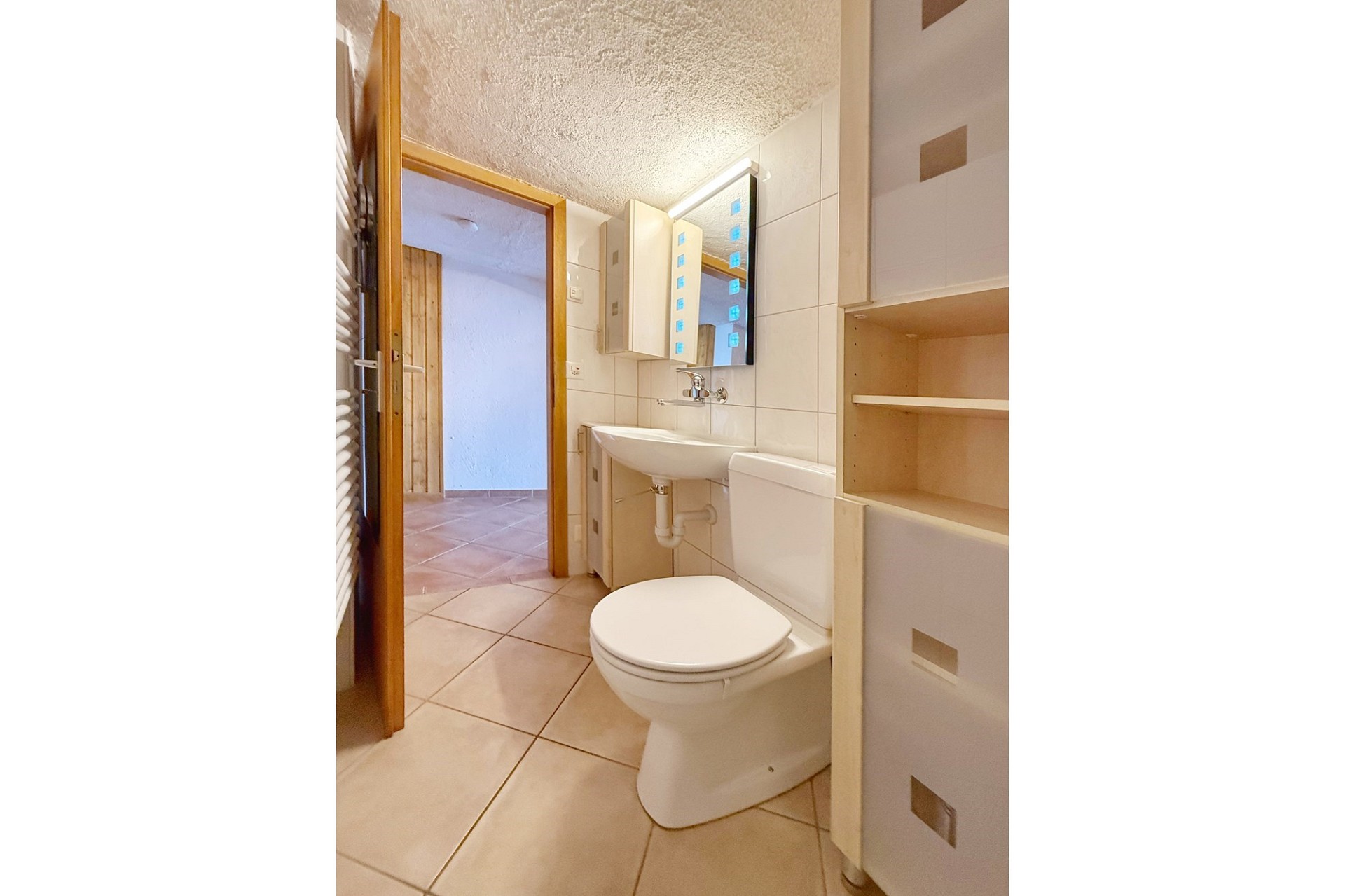Kleines Bad mit WC und Waschbecken