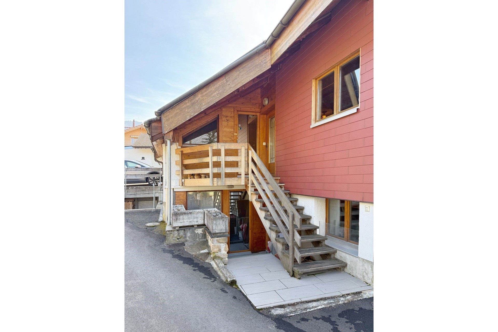 Außenansicht eines Hauses mit Außentreppe