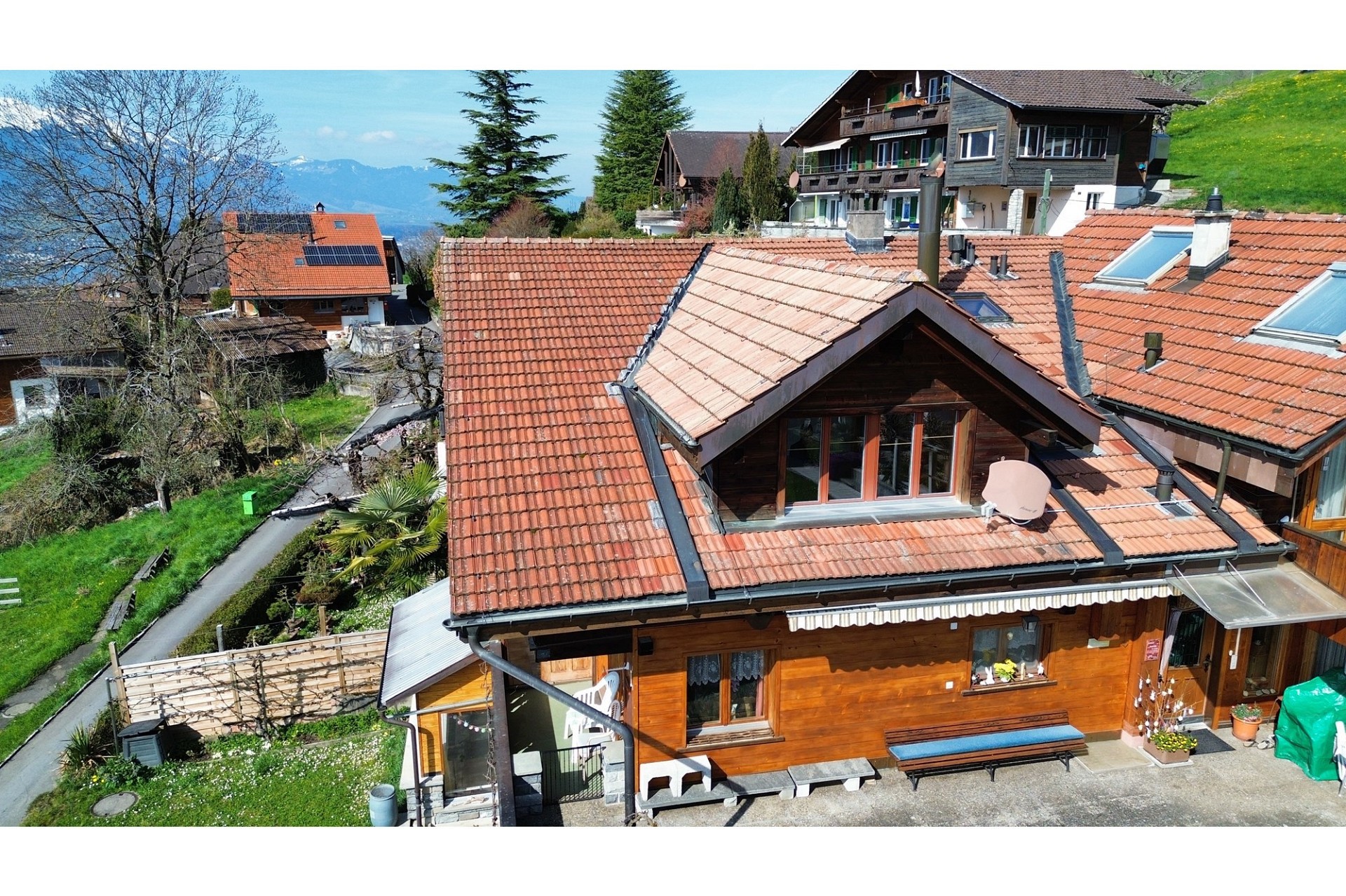 Alpenhaus mit rotem Ziegeldach